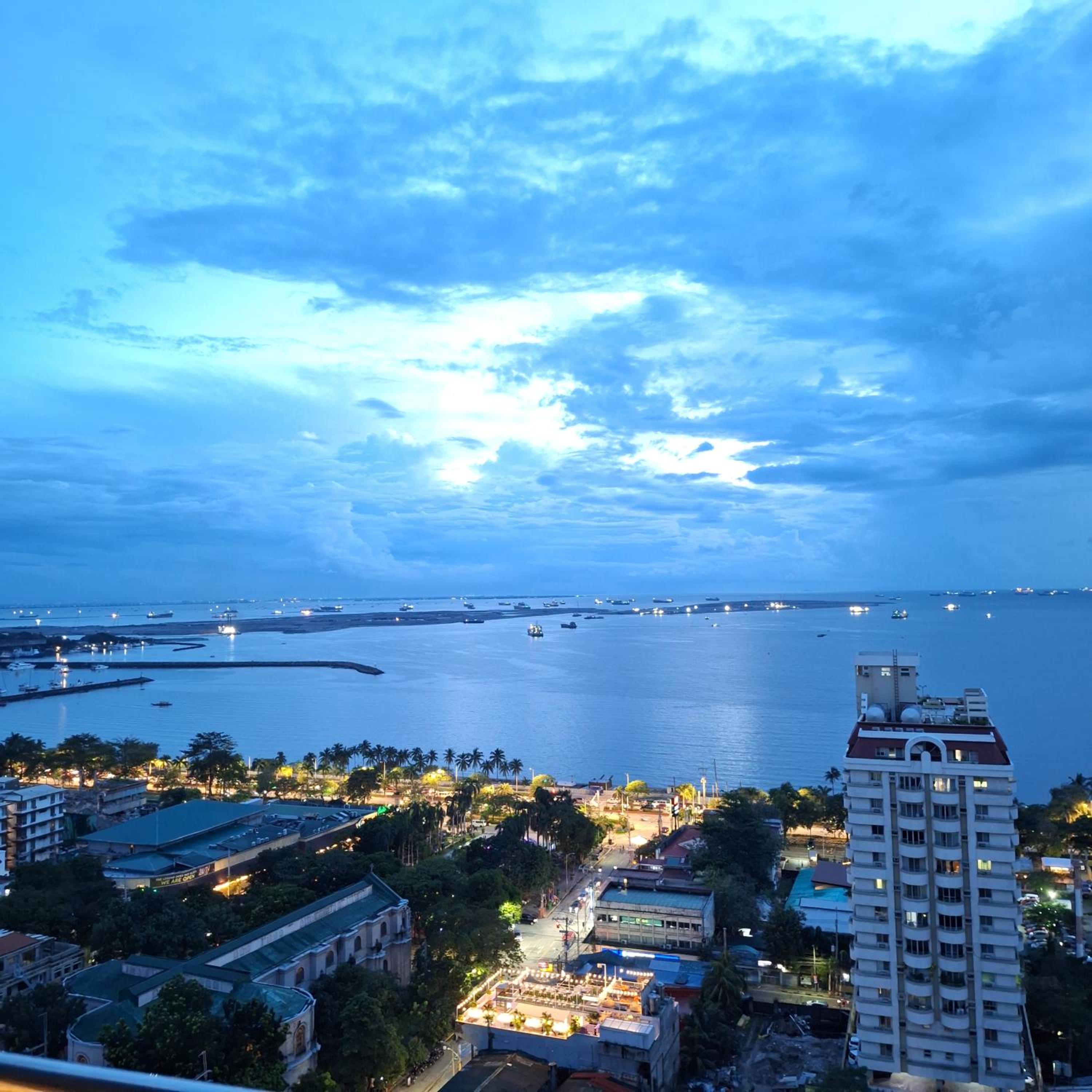 STAYLUXIA BOUTIQUE HOTEL MANILABAYVIEW - 1-5 BR Luxury and Superior Condos with, Balcony, Pool, Netflix & Gym- Housekeeping Available -