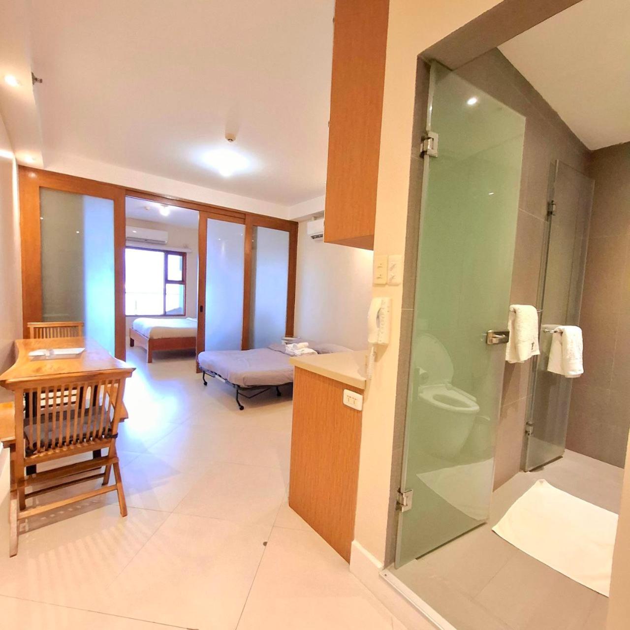 STAYLUXIA BOUTIQUE HOTEL MANILABAYVIEW - 1-5 BR Luxury and Superior Condos with, Balcony, Pool, Netflix & Gym- Housekeeping Available -