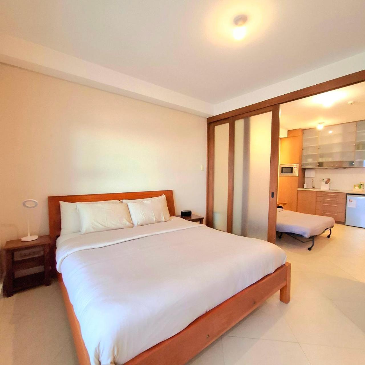 STAYLUXIA BOUTIQUE HOTEL MANILABAYVIEW - 1-5 BR Luxury and Superior Condos with, Balcony, Pool, Netflix & Gym- Housekeeping Available -