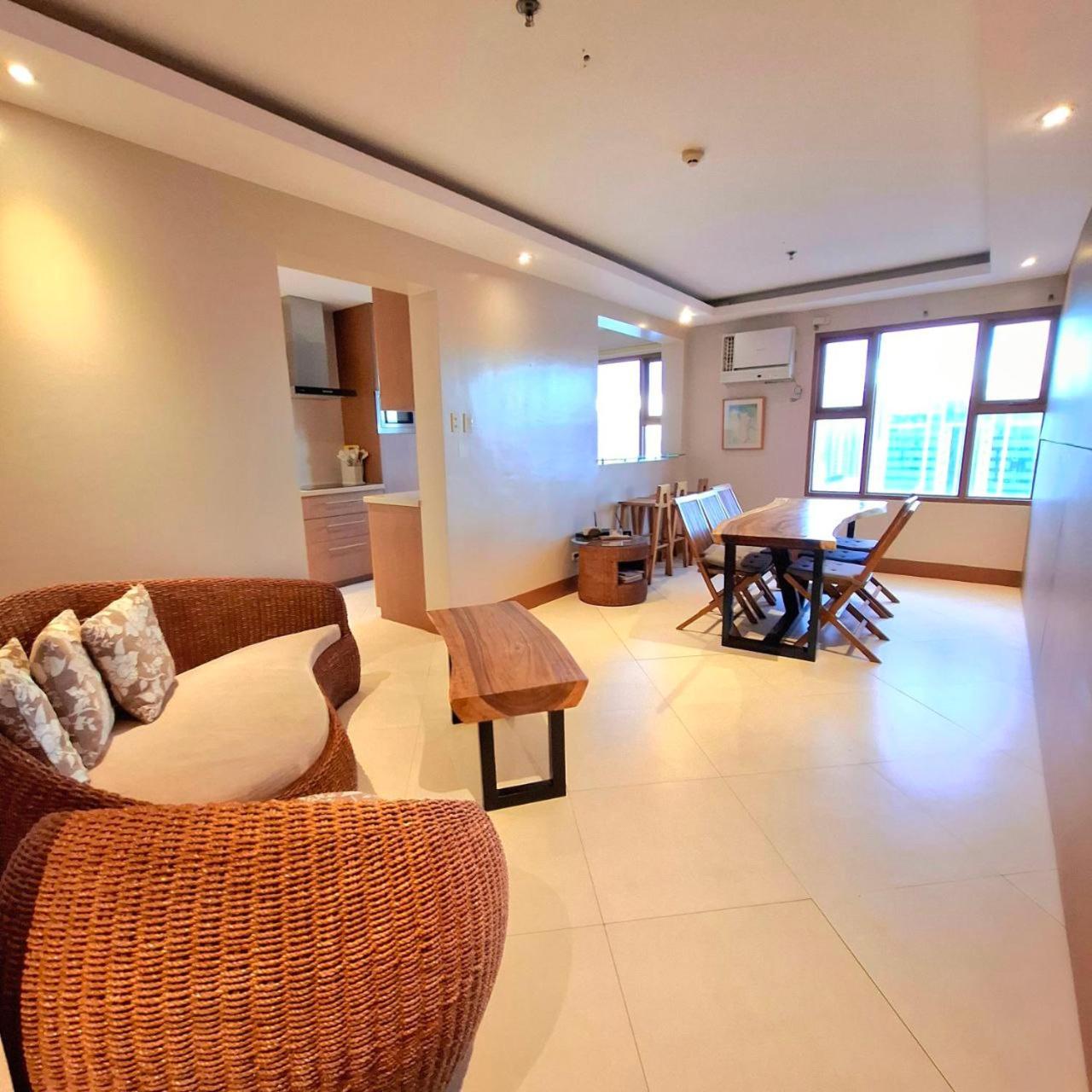 STAYLUXIA BOUTIQUE HOTEL MANILABAYVIEW - 1-5 BR Luxury and Superior Condos with, Balcony, Pool, Netflix & Gym- Housekeeping Available -
