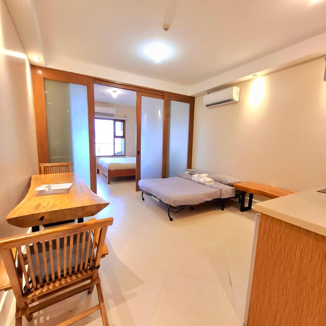 STAYLUXIA BOUTIQUE HOTEL MANILABAYVIEW - 1-5 BR Luxury and Superior Condos with, Balcony, Pool, Netflix & Gym- Housekeeping Available -