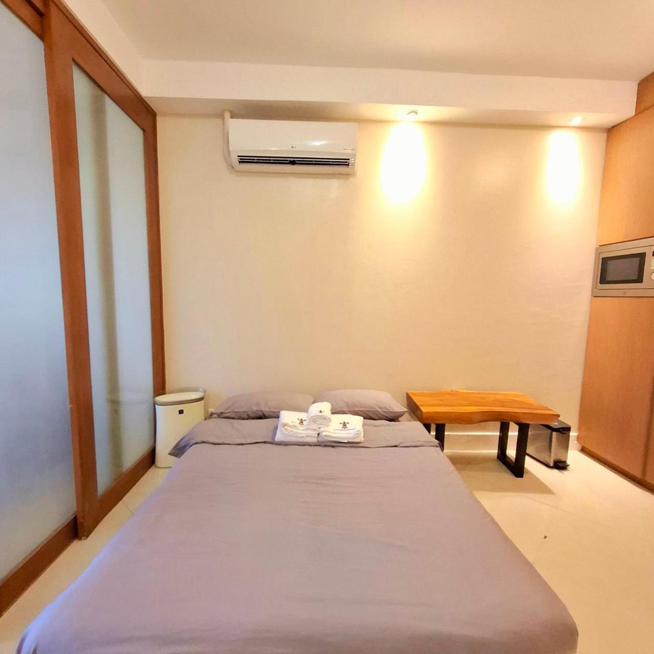 STAYLUXIA BOUTIQUE HOTEL MANILABAYVIEW - 1-5 BR Luxury and Superior Condos with, Balcony, Pool, Netflix & Gym- Housekeeping Available -