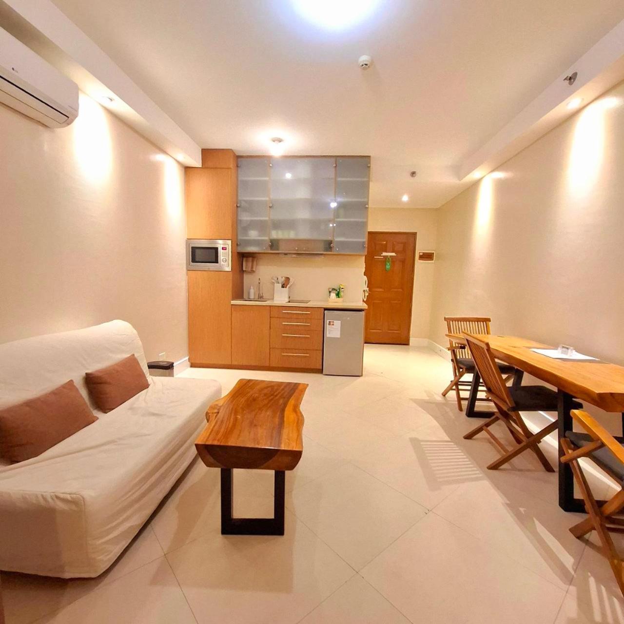 STAYLUXIA BOUTIQUE HOTEL MANILABAYVIEW - 1-5 BR Luxury and Superior Condos with, Balcony, Pool, Netflix & Gym- Housekeeping Available -