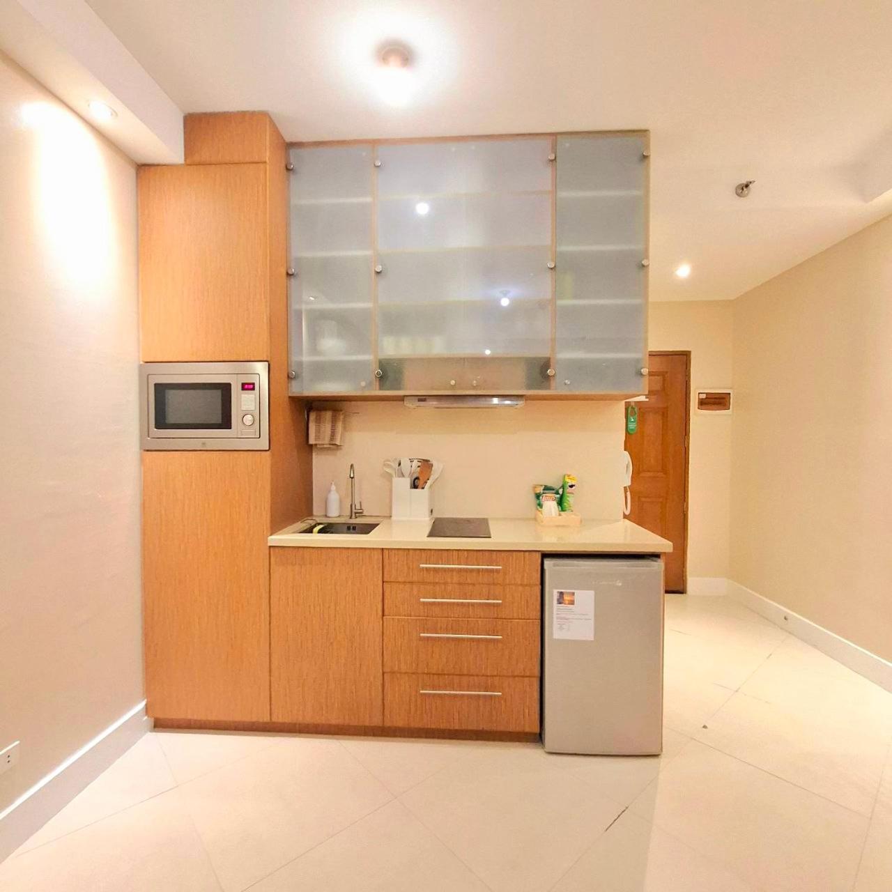 STAYLUXIA BOUTIQUE HOTEL MANILABAYVIEW - 1-5 BR Luxury and Superior Condos with, Balcony, Pool, Netflix & Gym- Housekeeping Available -