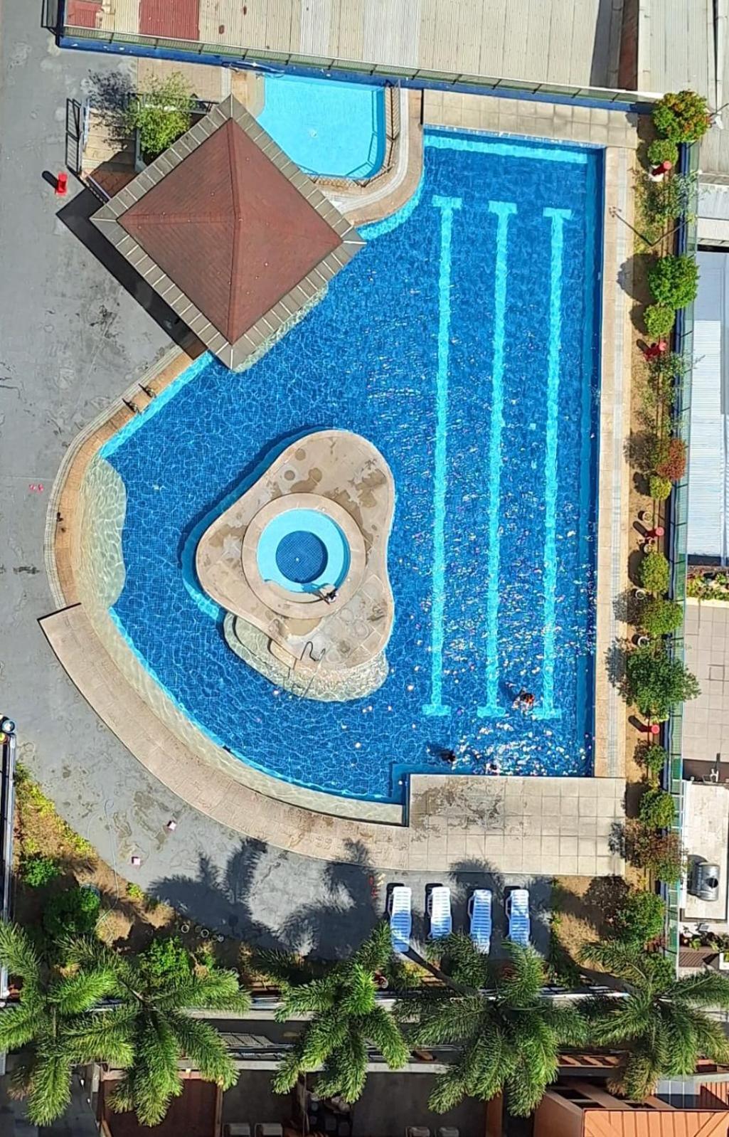 STAYLUXIA BOUTIQUE HOTEL MANILABAYVIEW - 1-5 BR Luxury and Superior Condos with, Balcony, Pool, Netflix & Gym- Housekeeping Available -