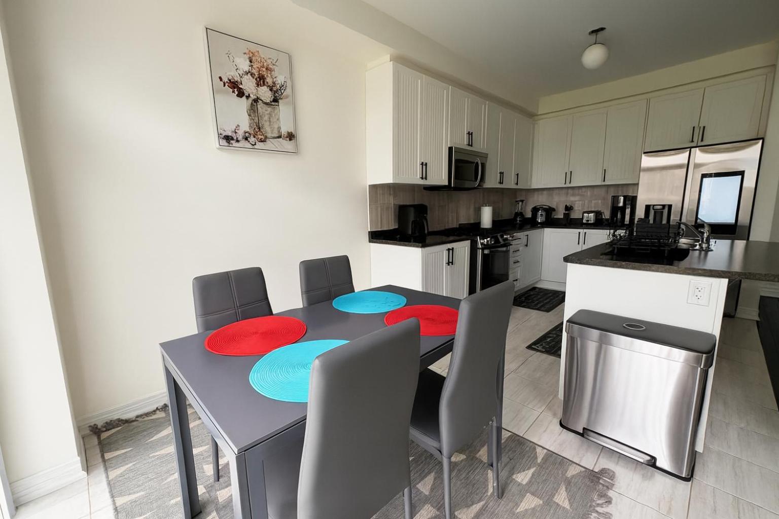 2024 Built Elegant 3BR Kleinburg Vaughan Townhouse with Free Parking, WiFi, Full Kitchen, Laundry, Near Canada's Wonderland! Perfect for Family Travel, Gro
