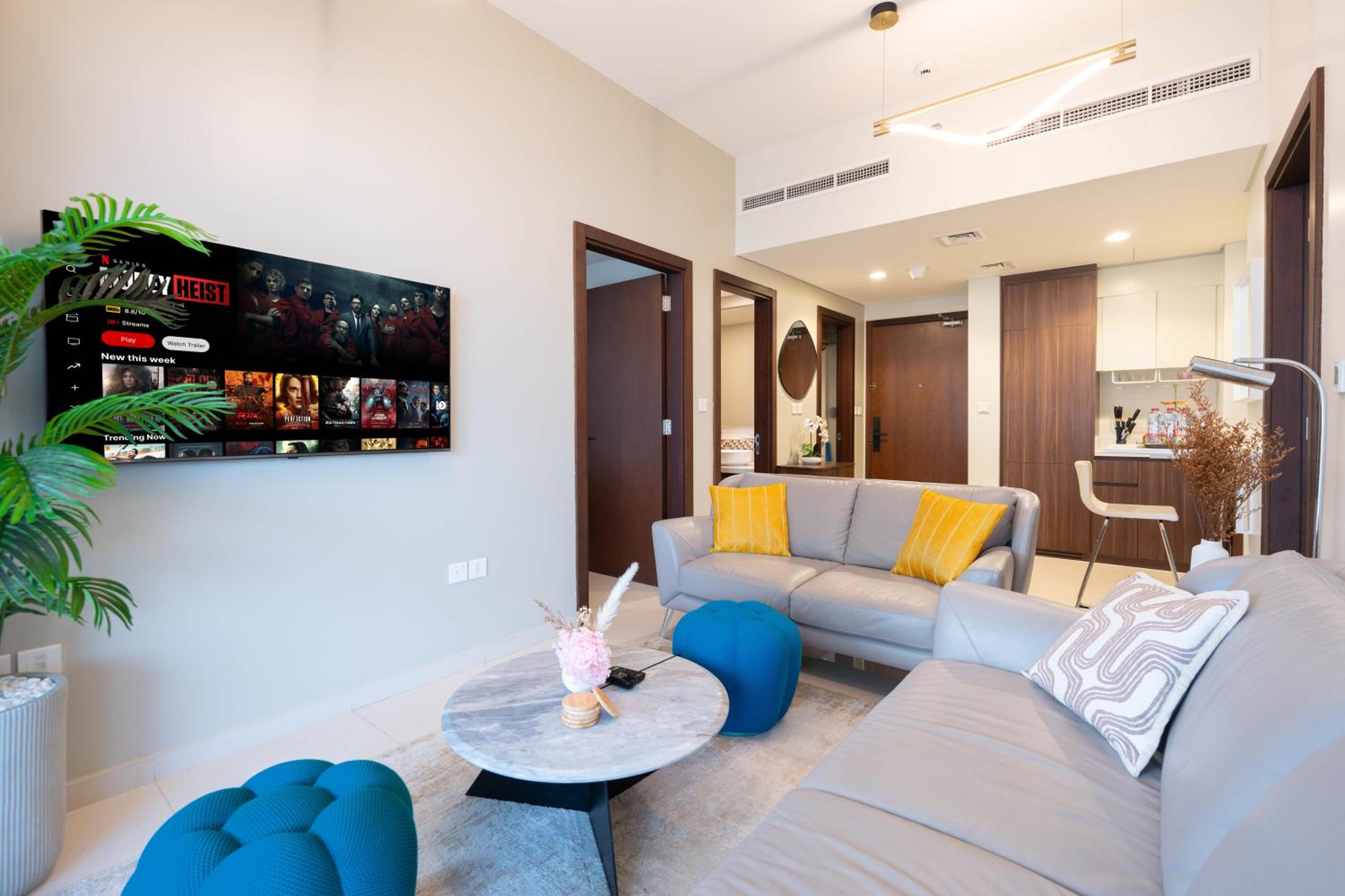 KeyRock - Chic 2BR Escape with Pool, Gym & Lake View