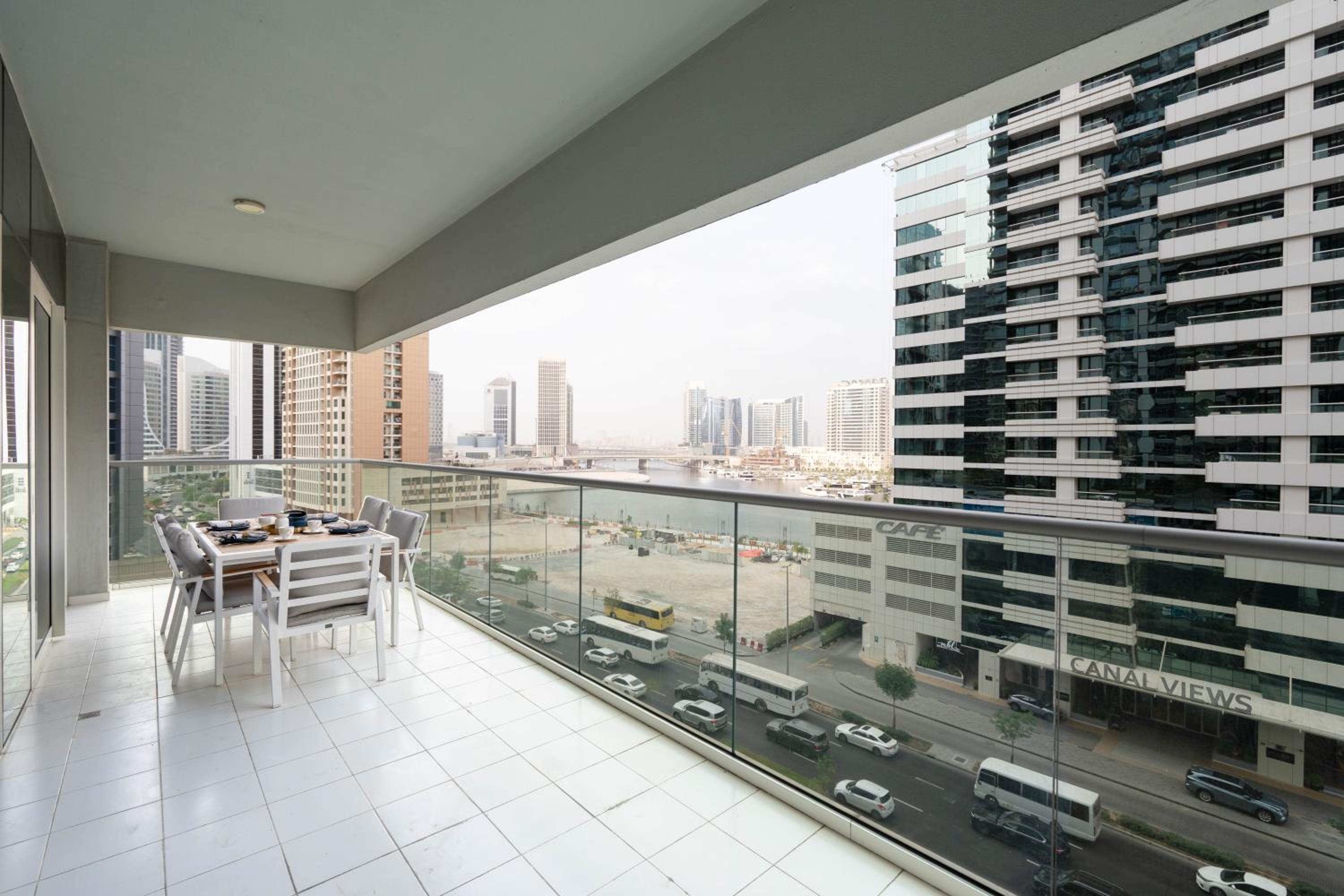 KeyRock - Chic 2BR Escape with Pool, Gym & Lake View