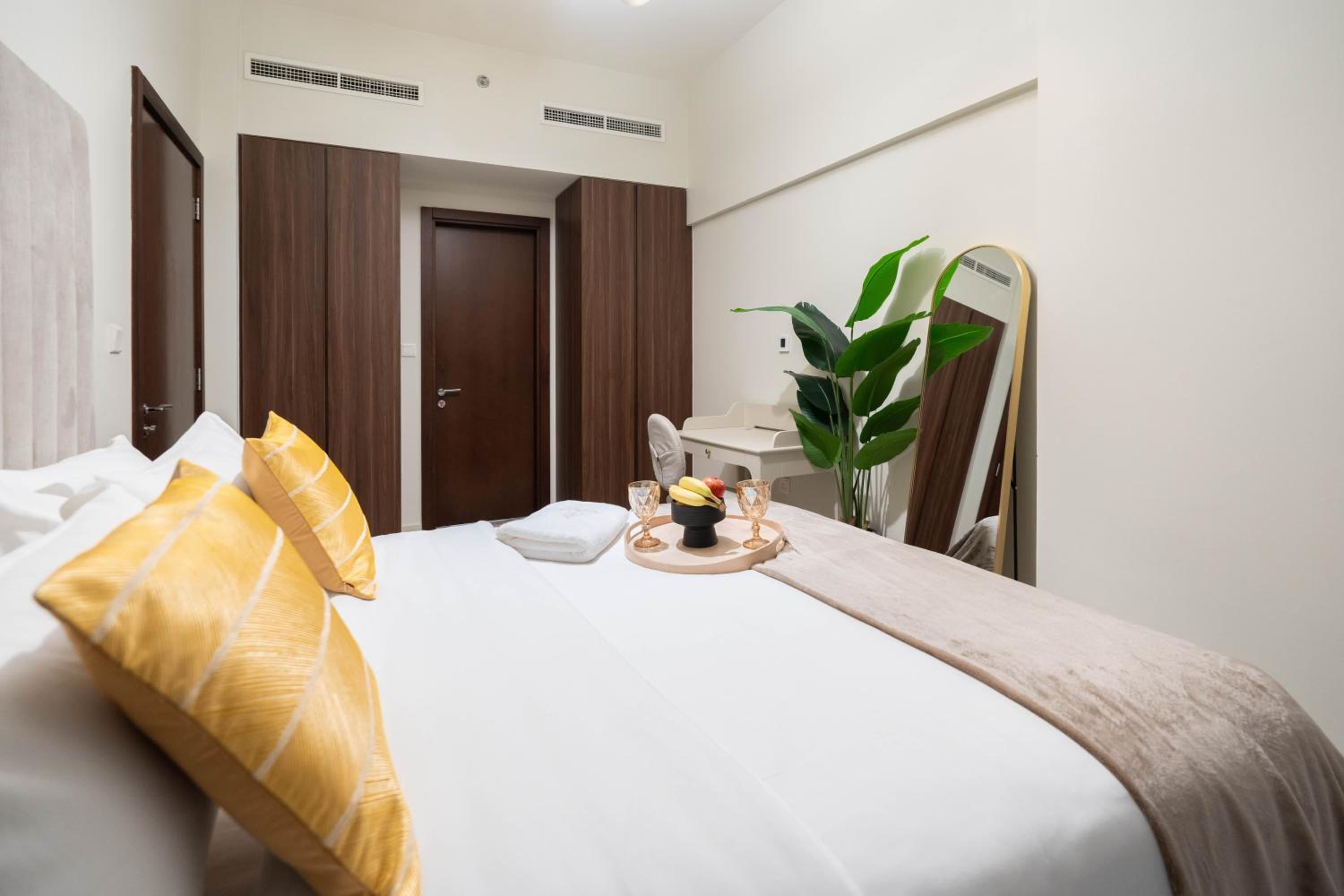 KeyRock - Chic 2BR Escape with Pool, Gym & Lake View