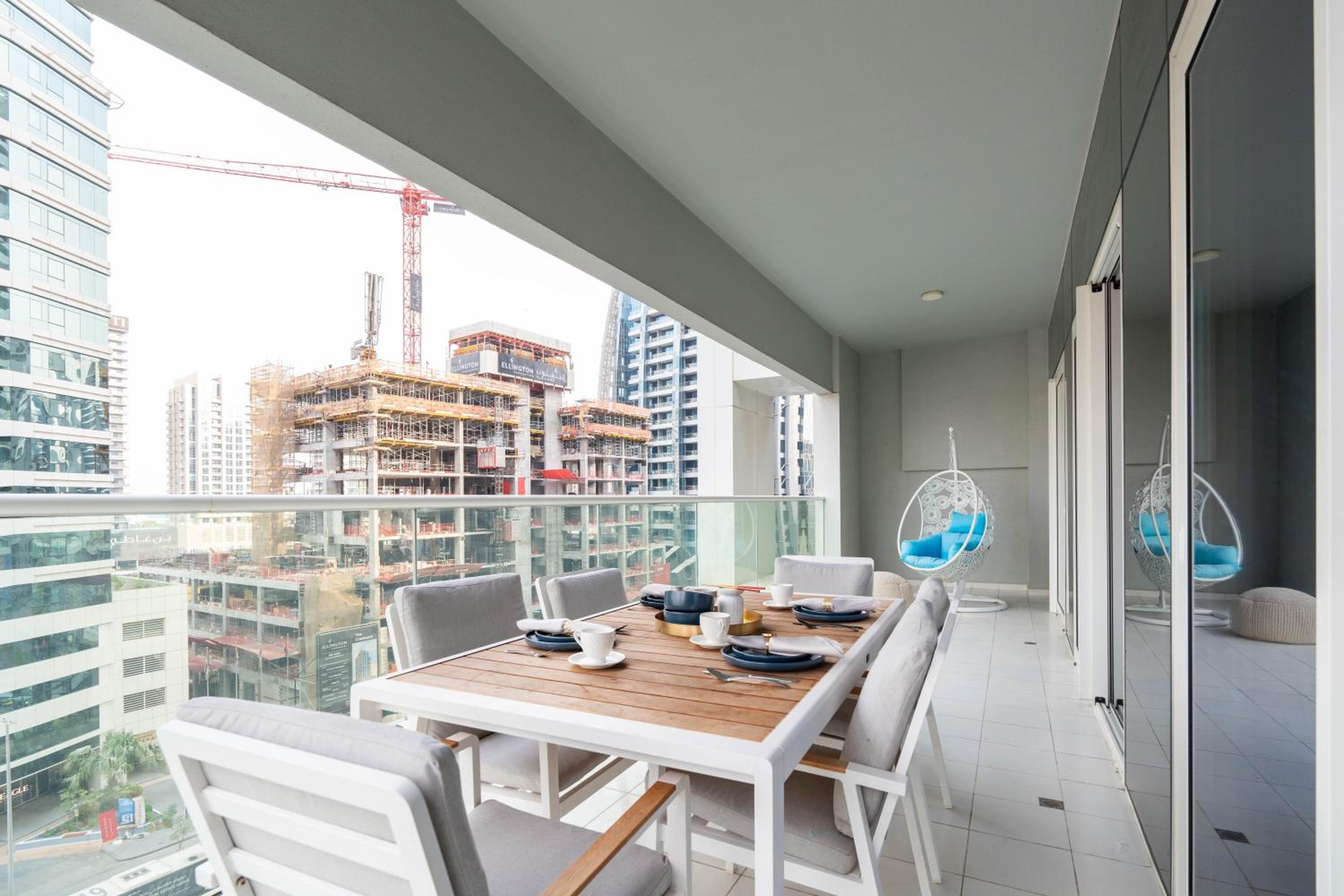 KeyRock - Chic 2BR Escape with Pool, Gym & Lake View