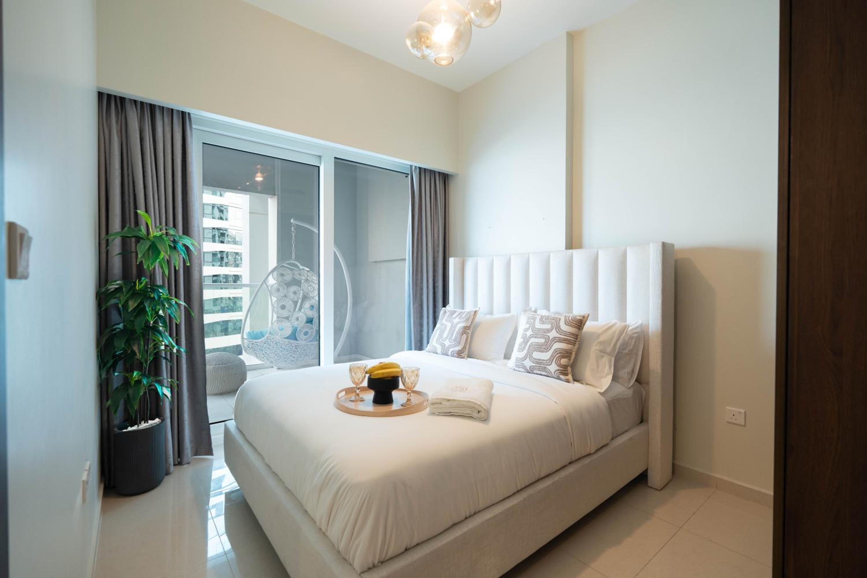 KeyRock - Chic 2BR Escape with Pool, Gym & Lake View