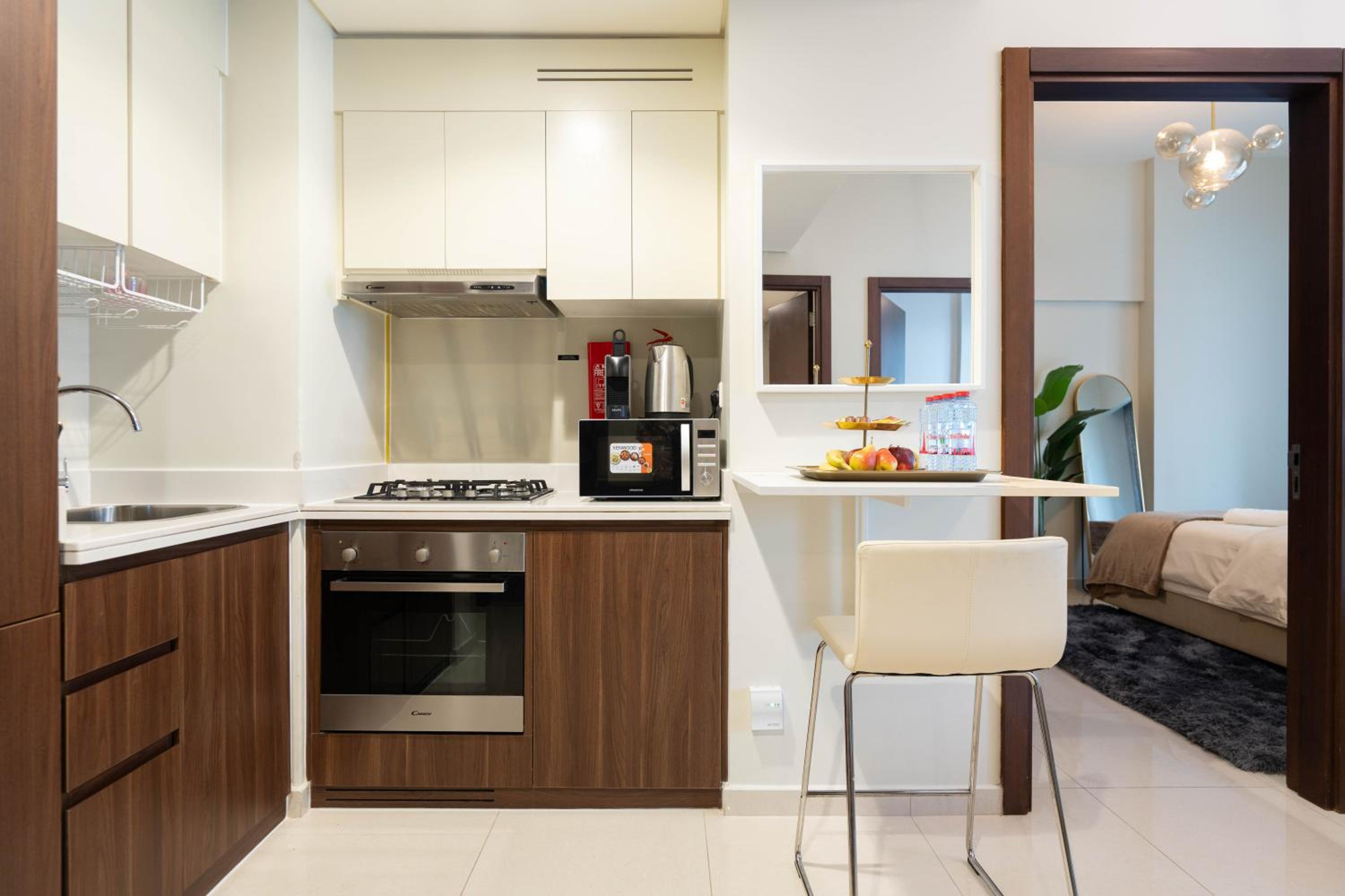 KeyRock - Chic 2BR Escape with Pool, Gym & Lake View