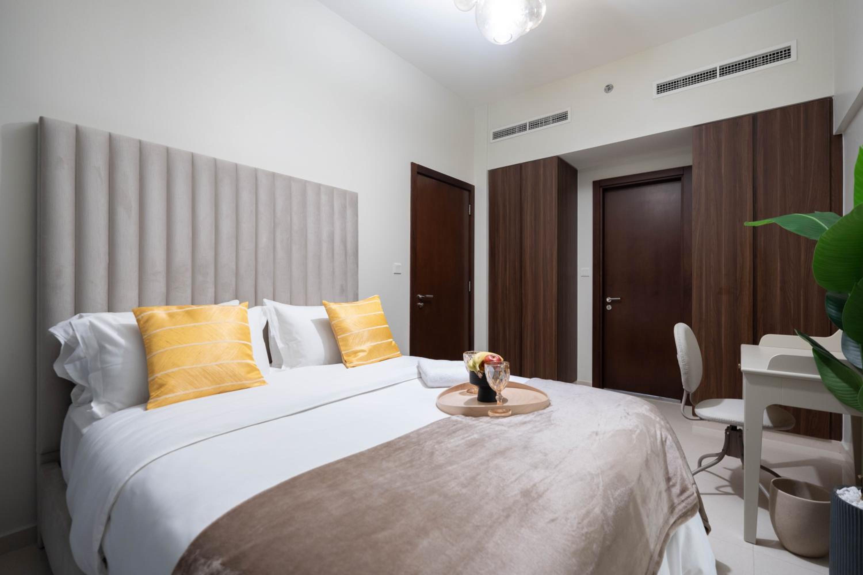 KeyRock - Chic 2BR Escape with Pool, Gym & Lake View