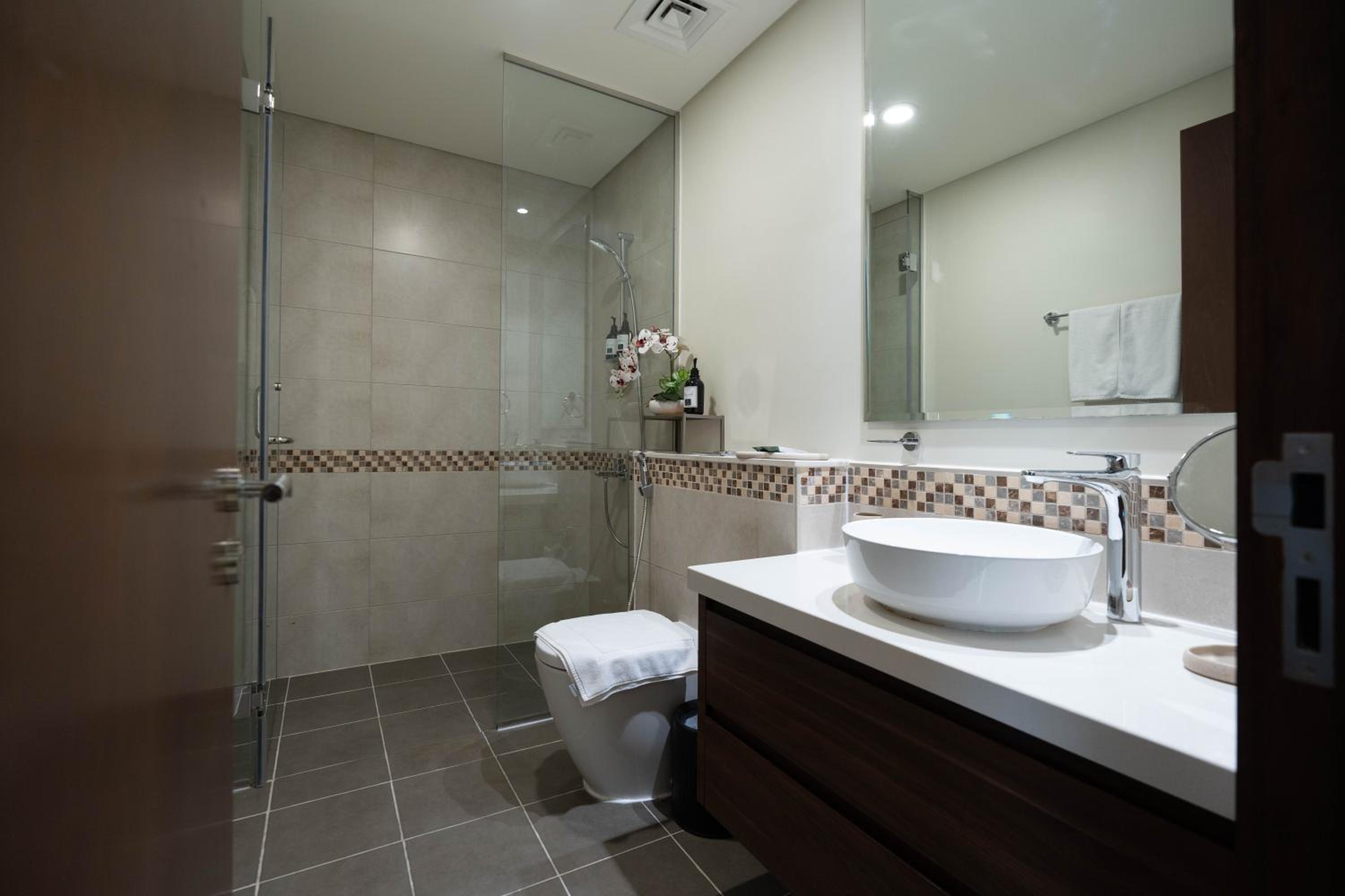 KeyRock - Chic 2BR Escape with Pool, Gym & Lake View
