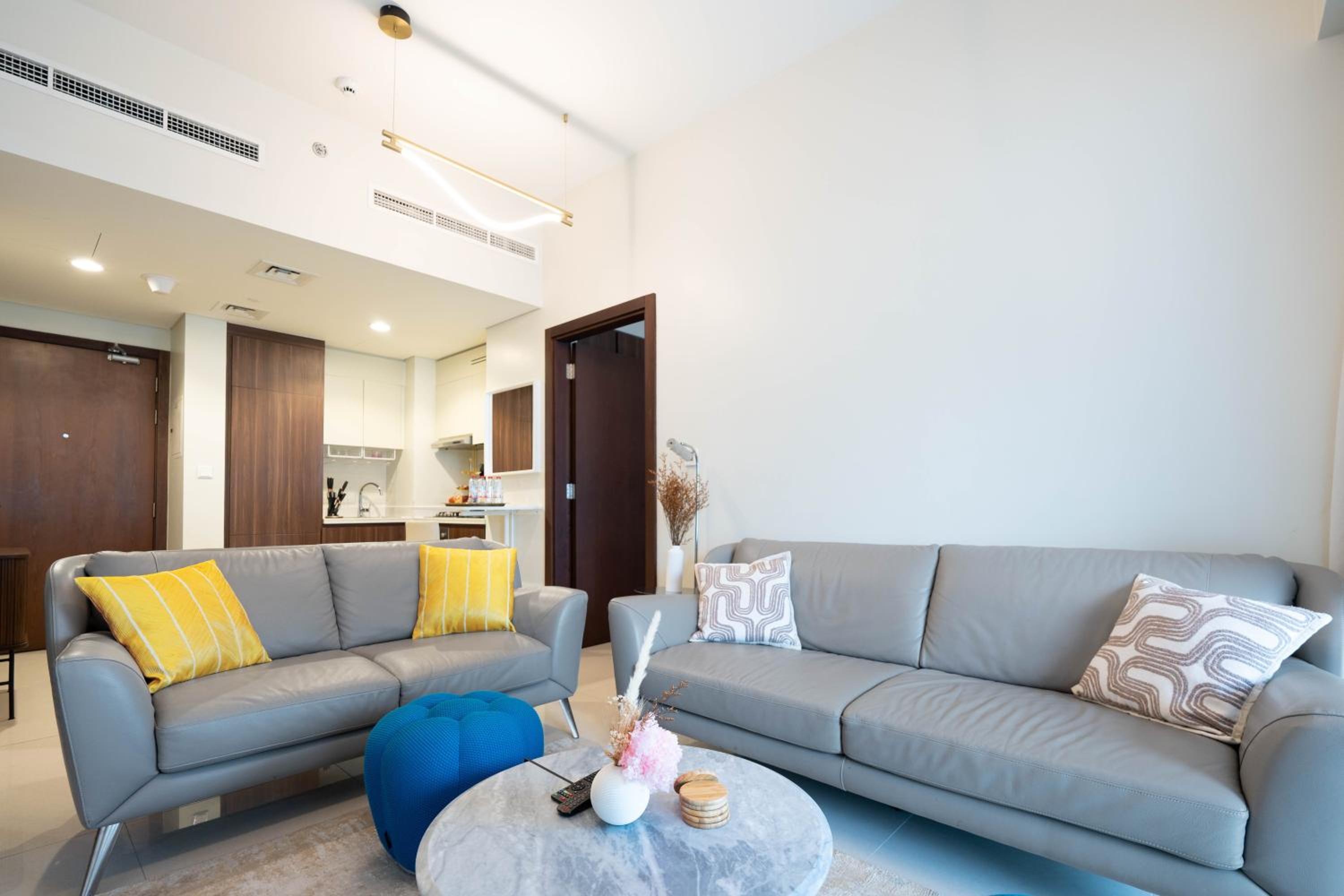 KeyRock - Chic 2BR Escape with Pool, Gym & Lake View