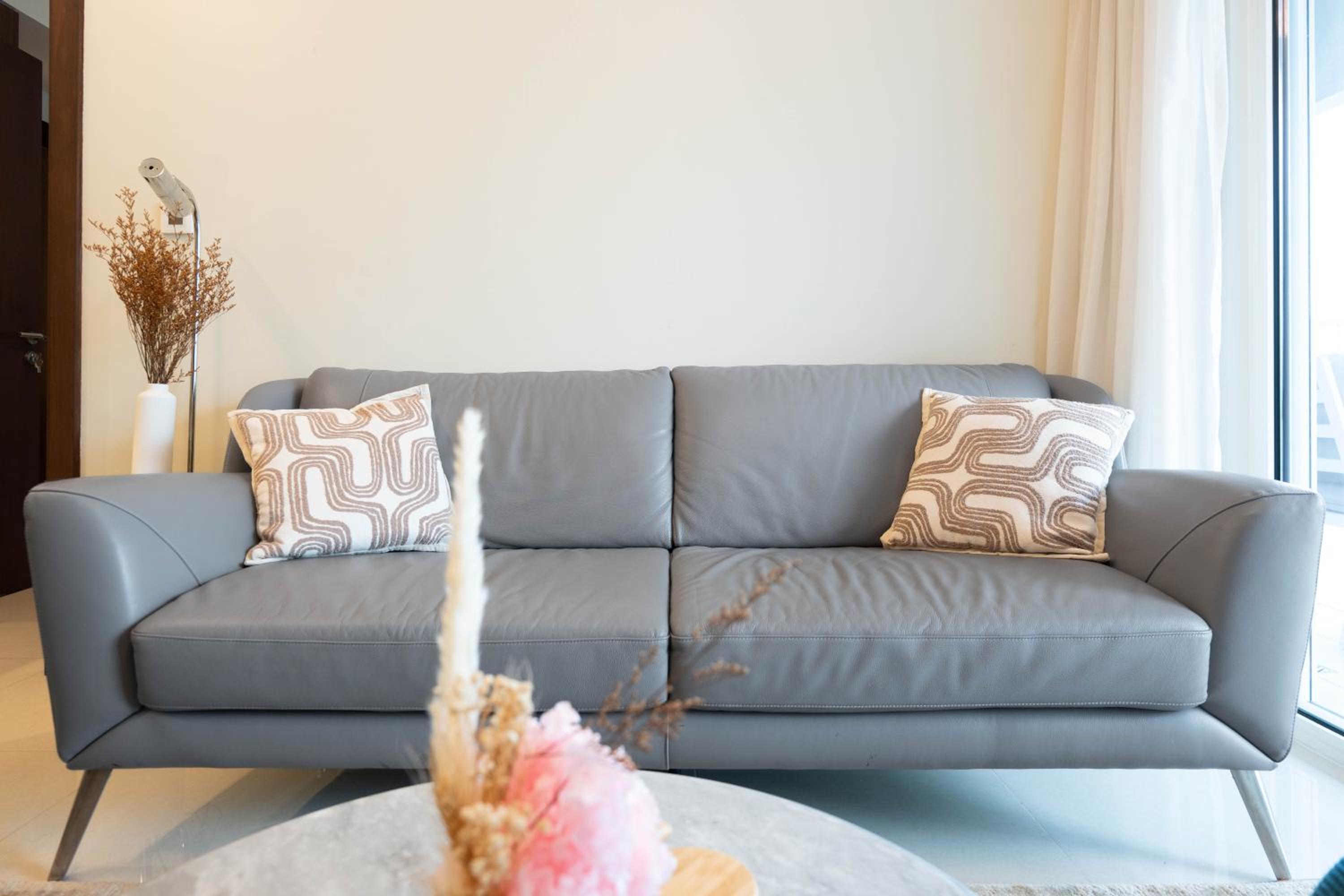 KeyRock - Chic 2BR Escape with Pool, Gym & Lake View