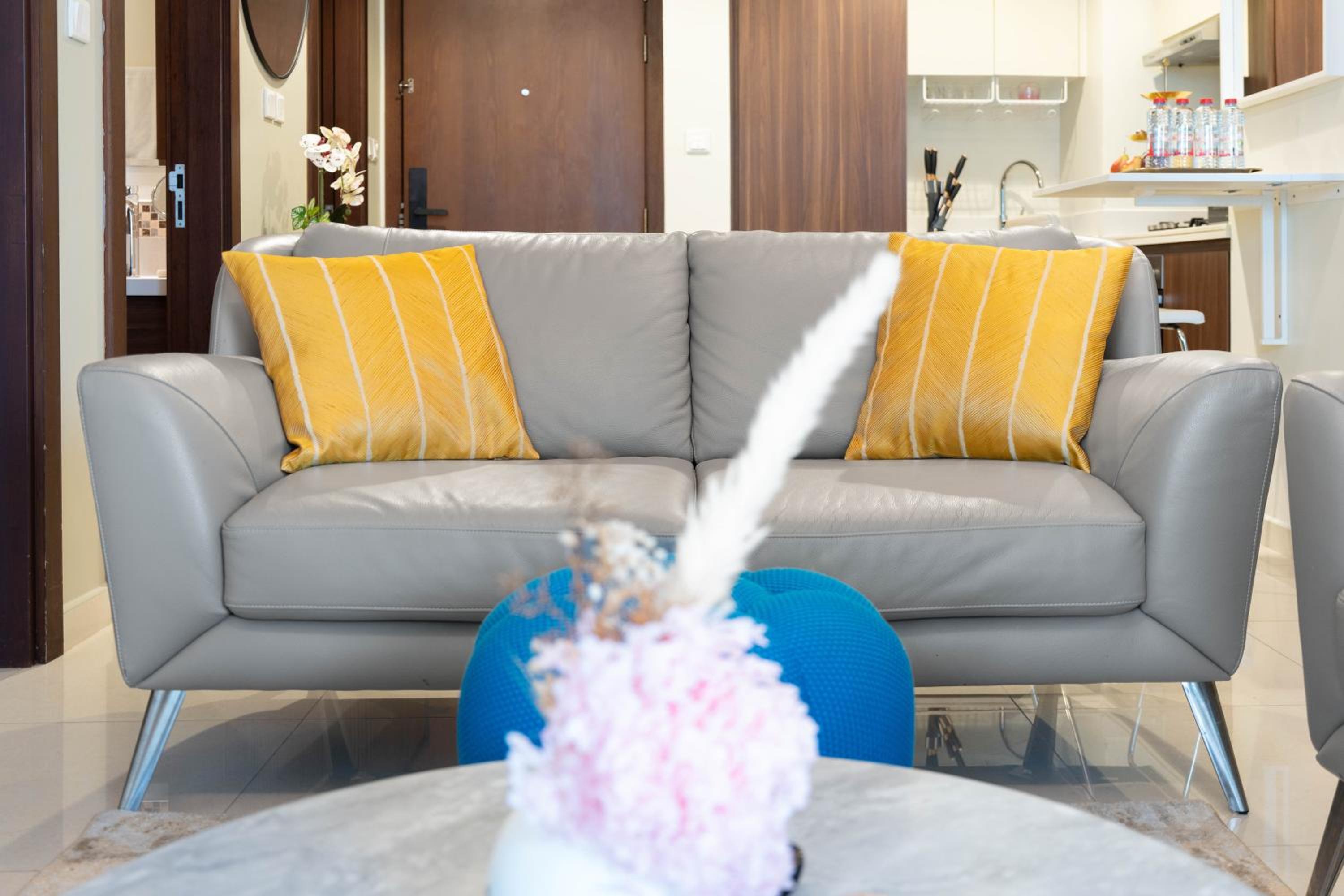 KeyRock - Chic 2BR Escape with Pool, Gym & Lake View