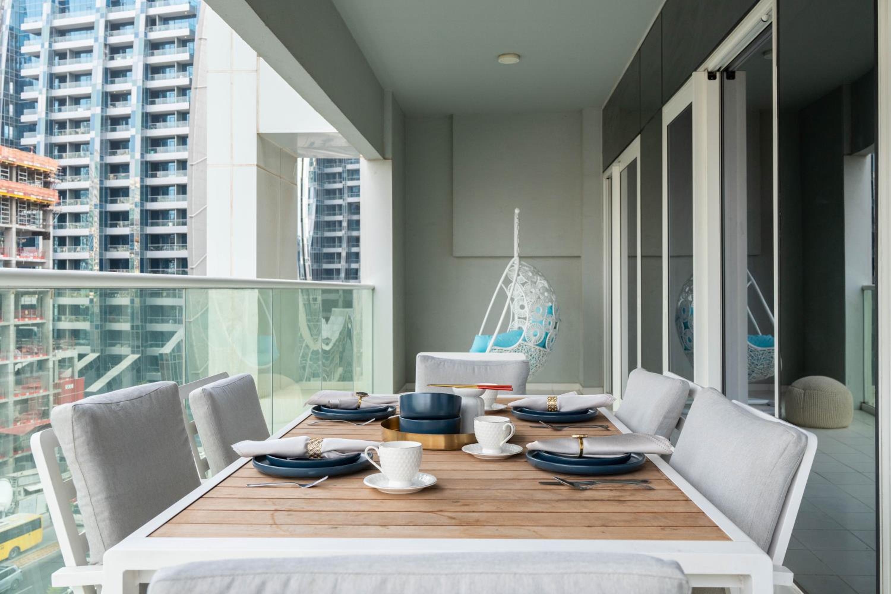 KeyRock - Chic 2BR Escape with Pool, Gym & Lake View