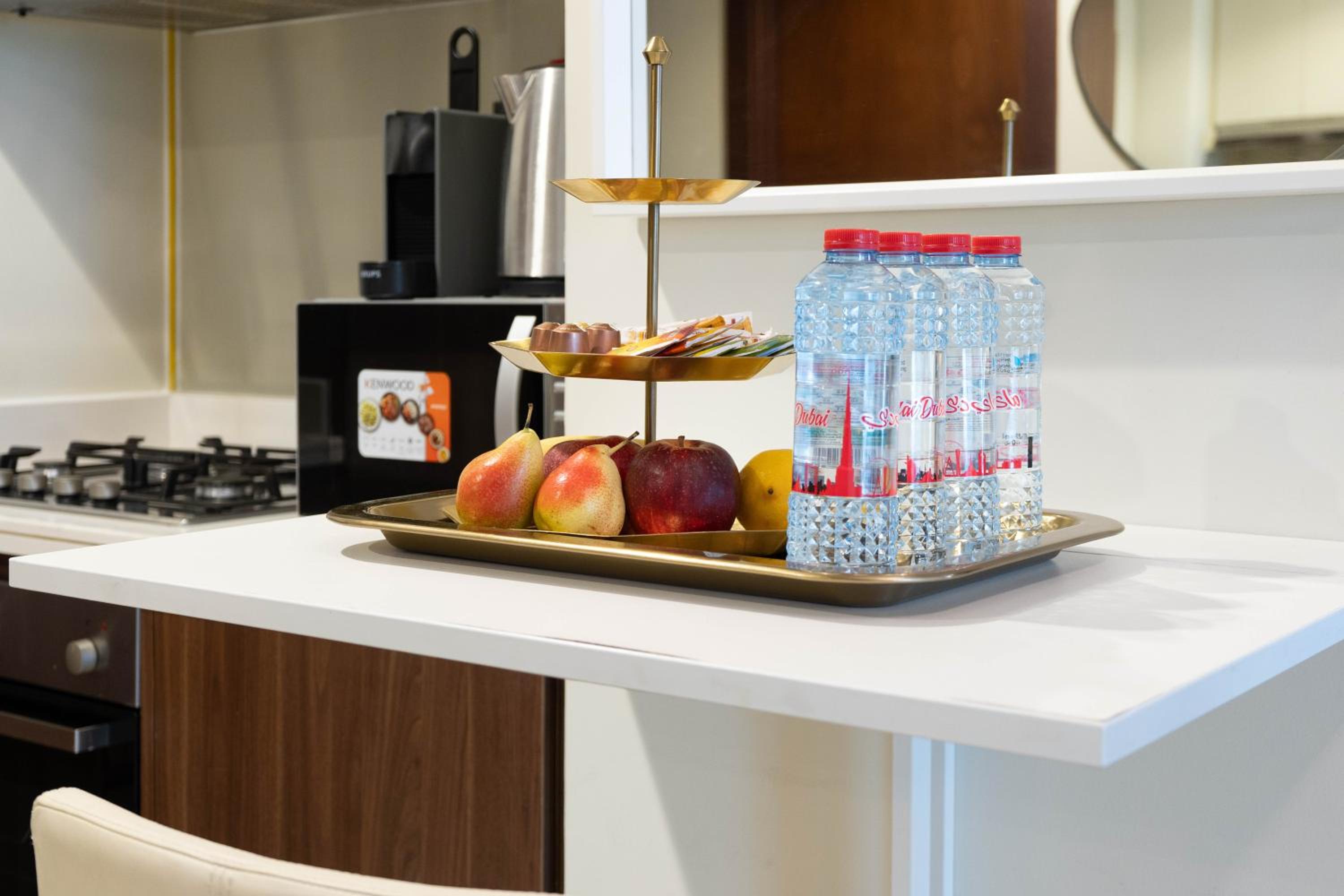 KeyRock - Chic 2BR Escape with Pool, Gym & Lake View
