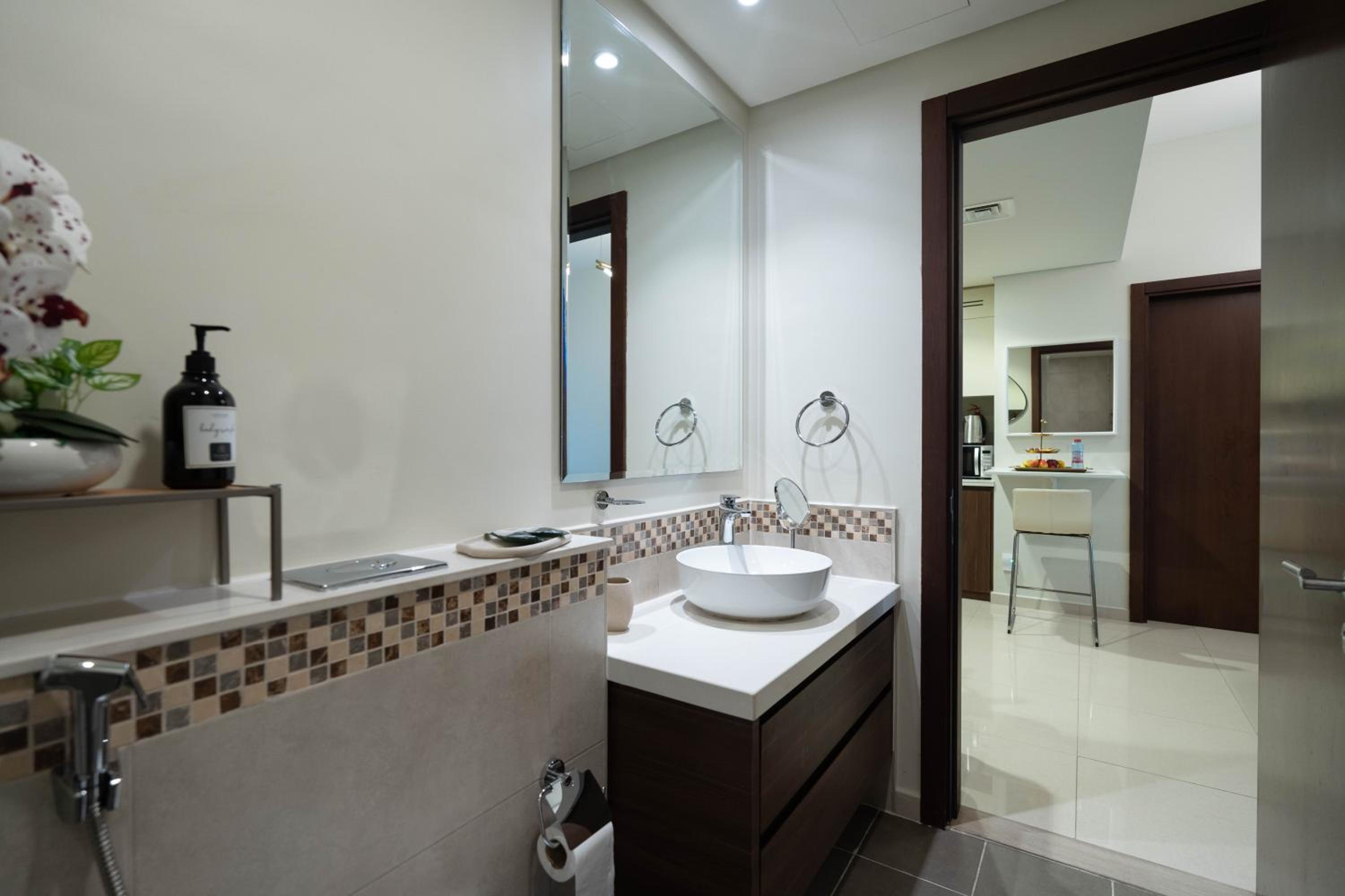 KeyRock - Chic 2BR Escape with Pool, Gym & Lake View