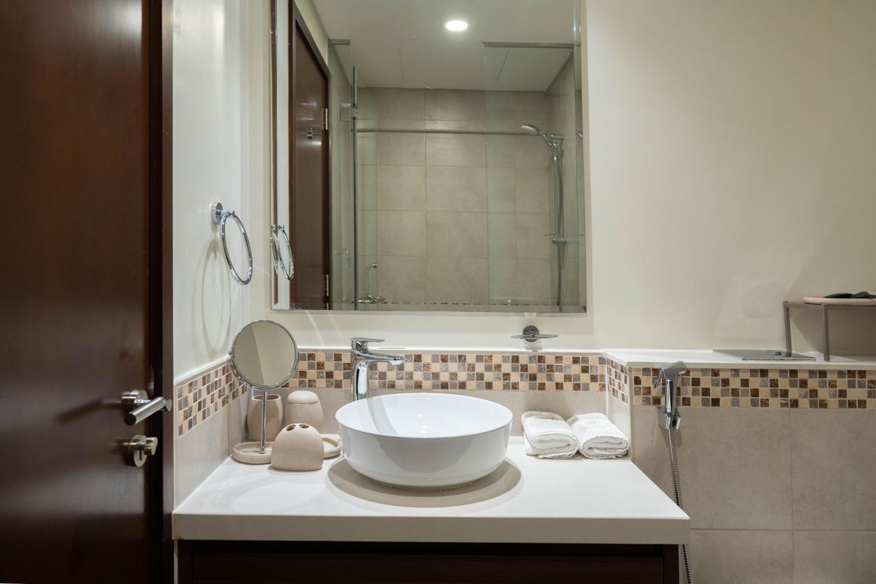 KeyRock - Chic 2BR Escape with Pool, Gym & Lake View