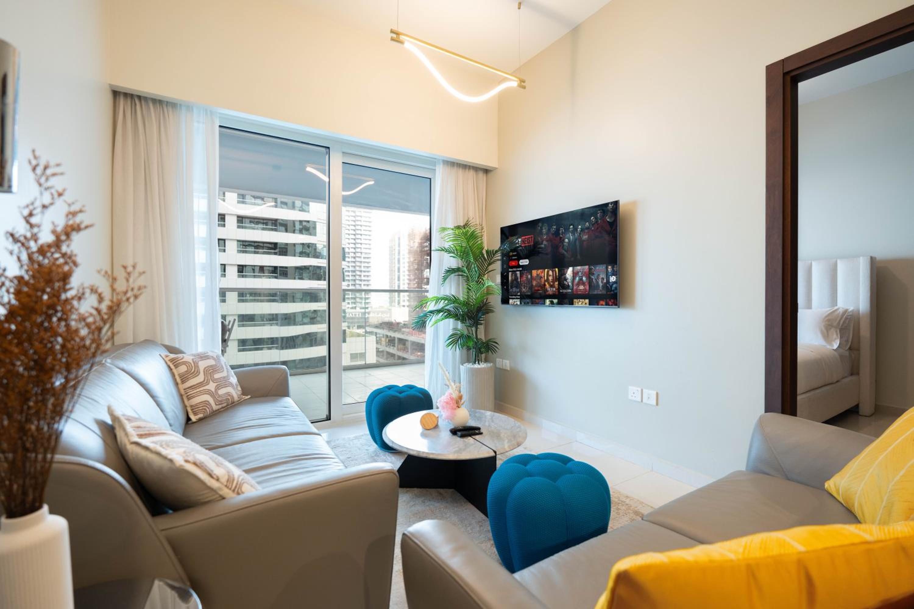 KeyRock - Chic 2BR Escape with Pool, Gym & Lake View