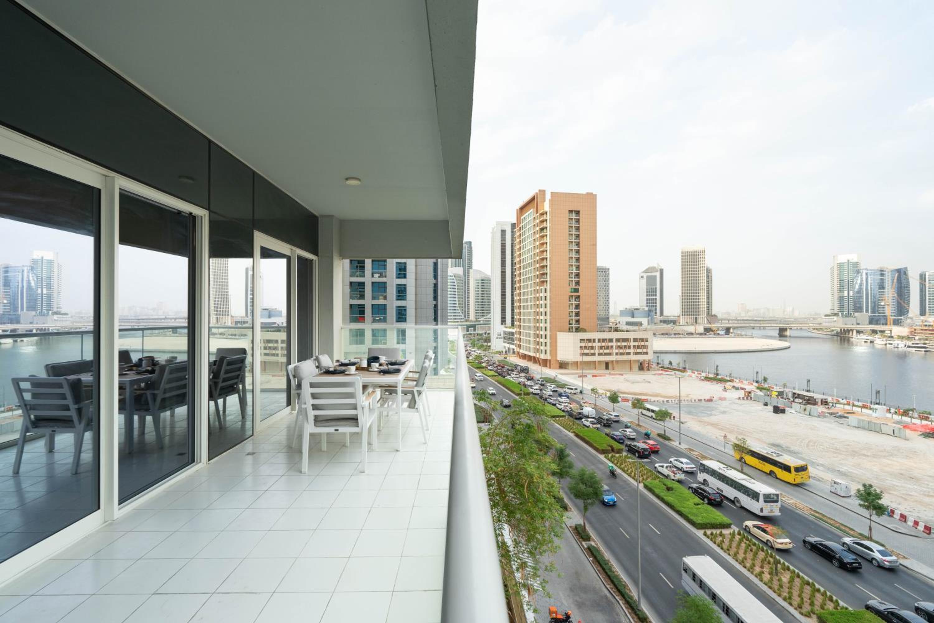KeyRock - Chic 2BR Escape with Pool, Gym & Lake View