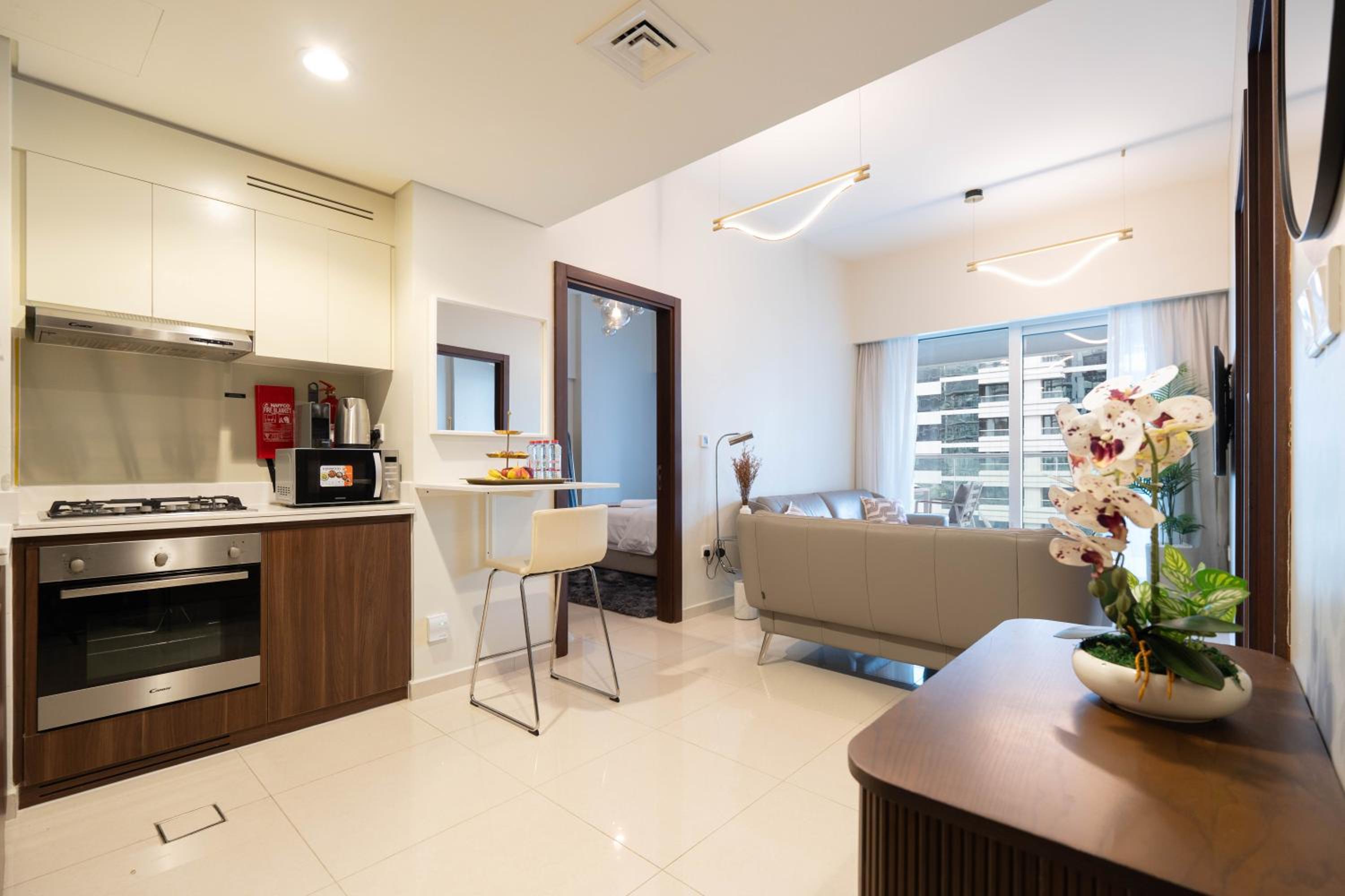 KeyRock - Chic 2BR Escape with Pool, Gym & Lake View