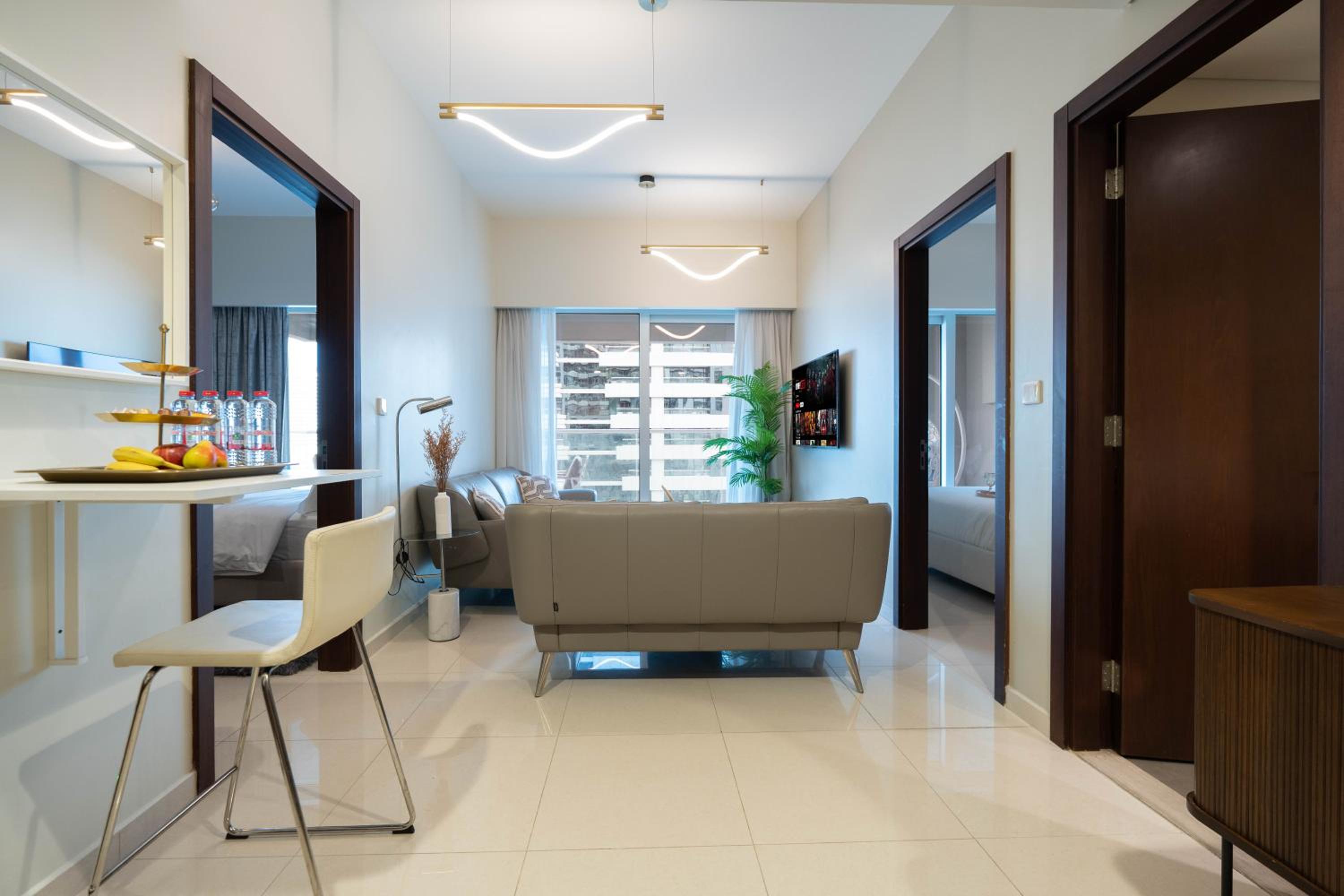 KeyRock - Chic 2BR Escape with Pool, Gym & Lake View