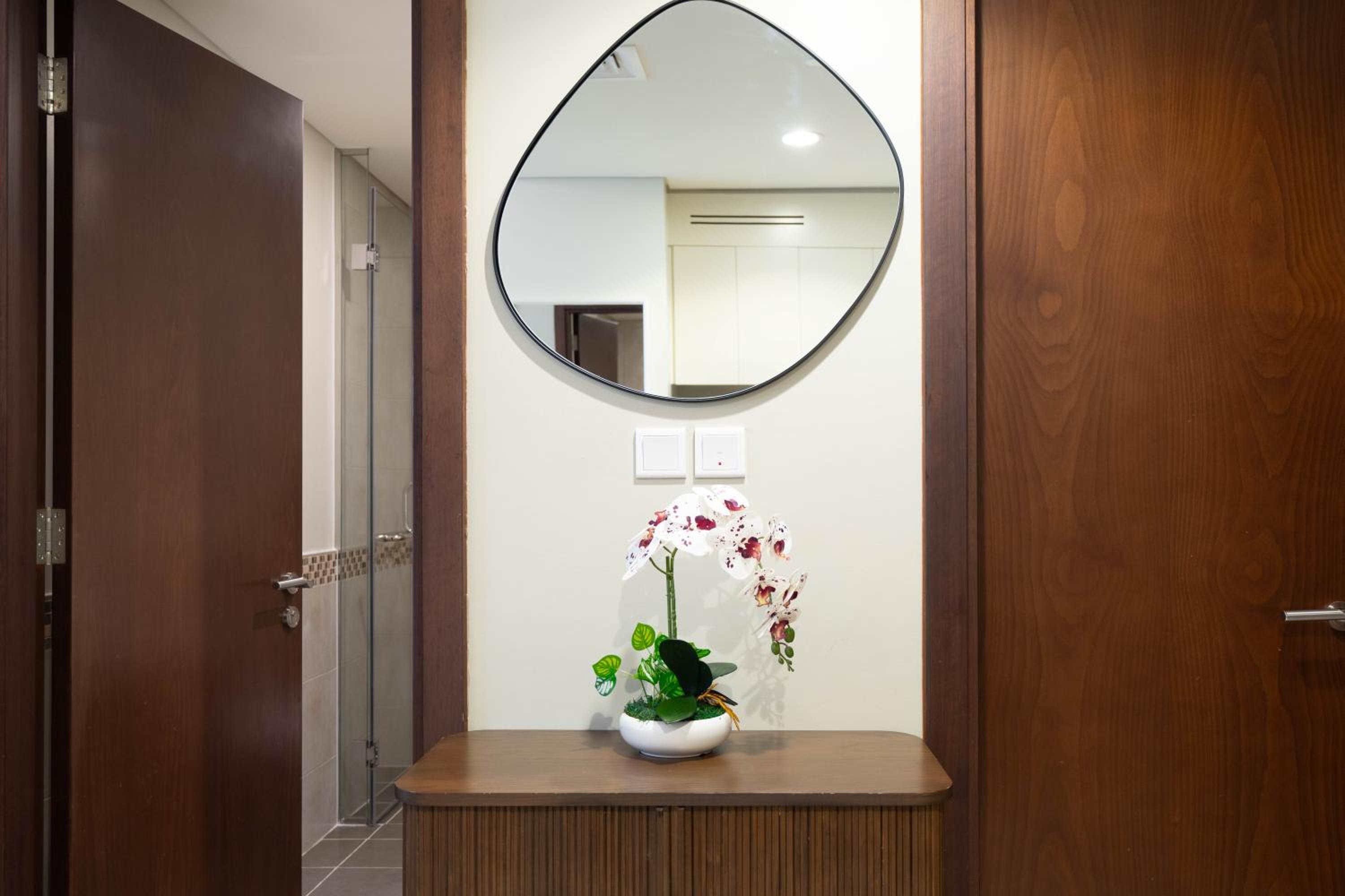 KeyRock - Chic 2BR Escape with Pool, Gym & Lake View