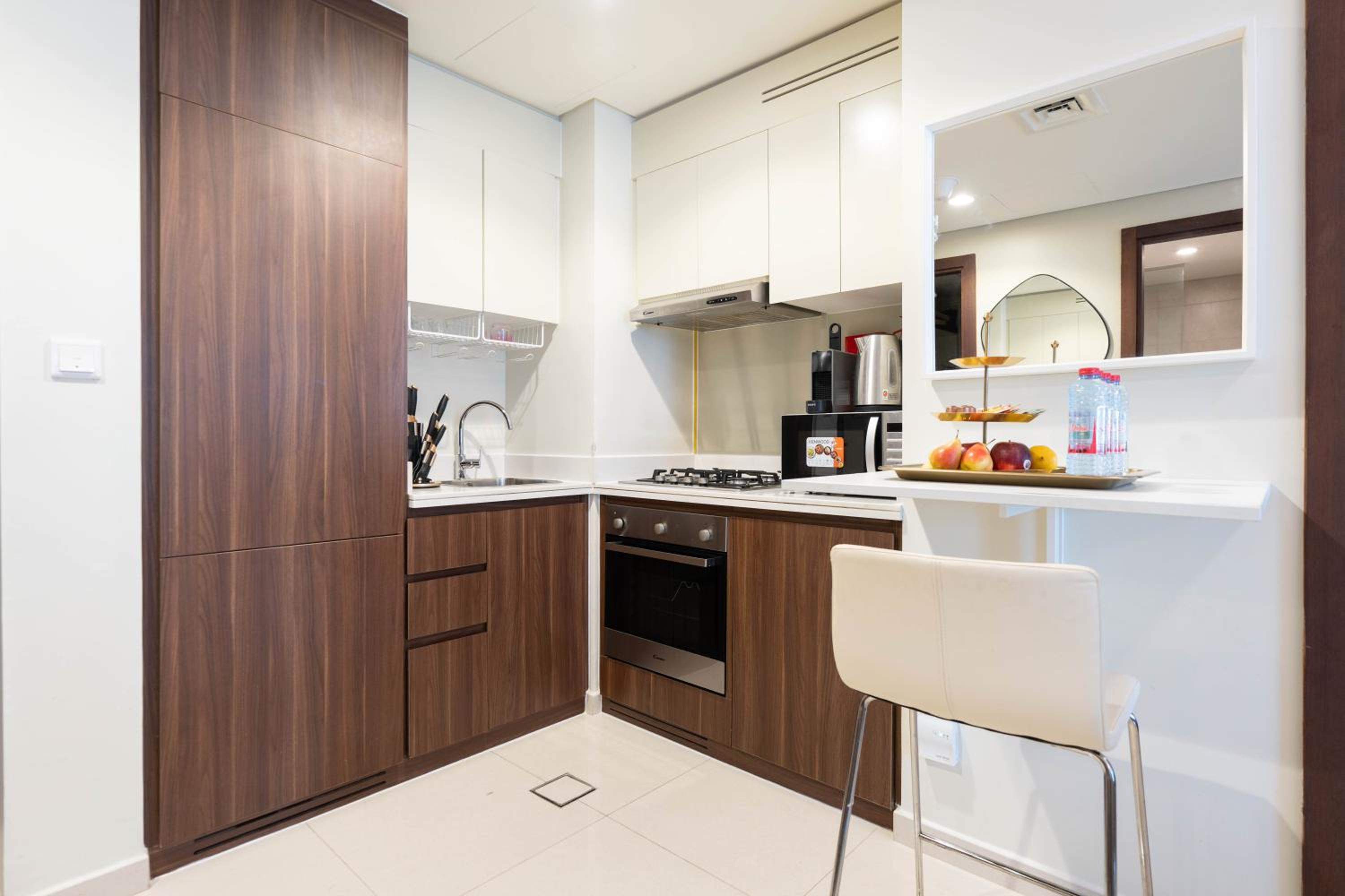 KeyRock - Chic 2BR Escape with Pool, Gym & Lake View