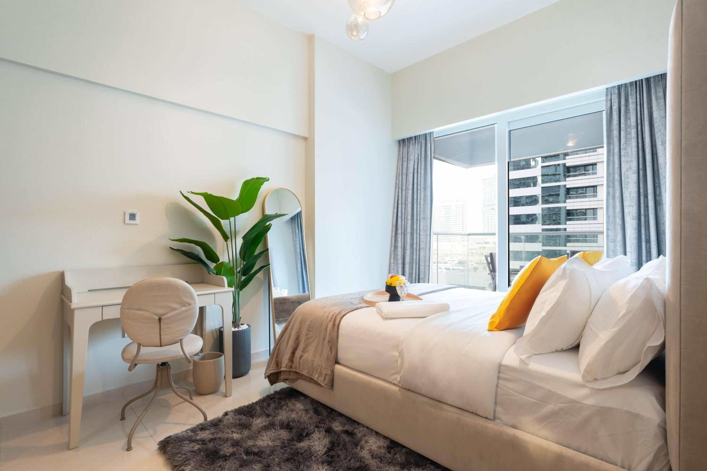 KeyRock - Chic 2BR Escape with Pool, Gym & Lake View