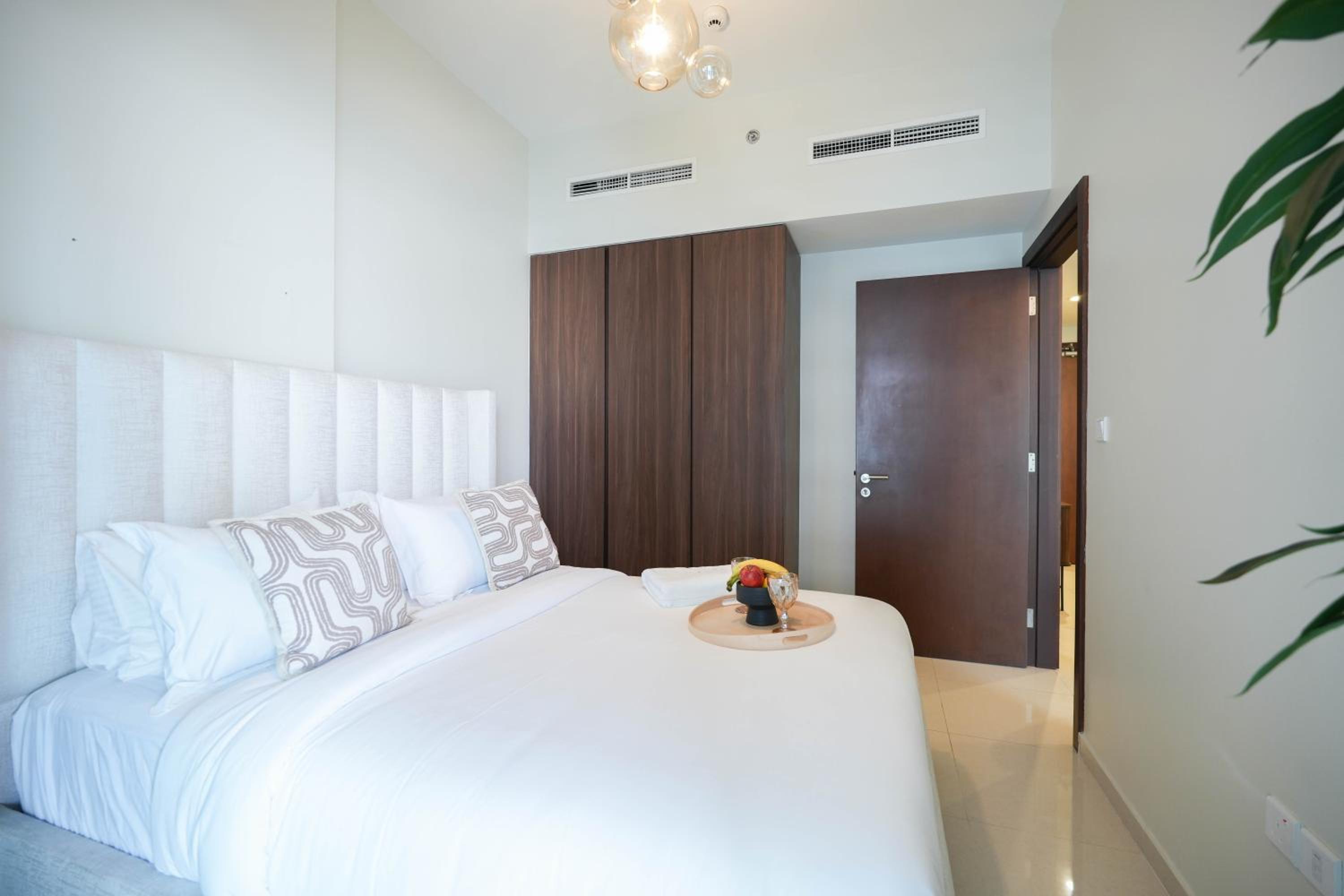 KeyRock - Chic 2BR Escape with Pool, Gym & Lake View