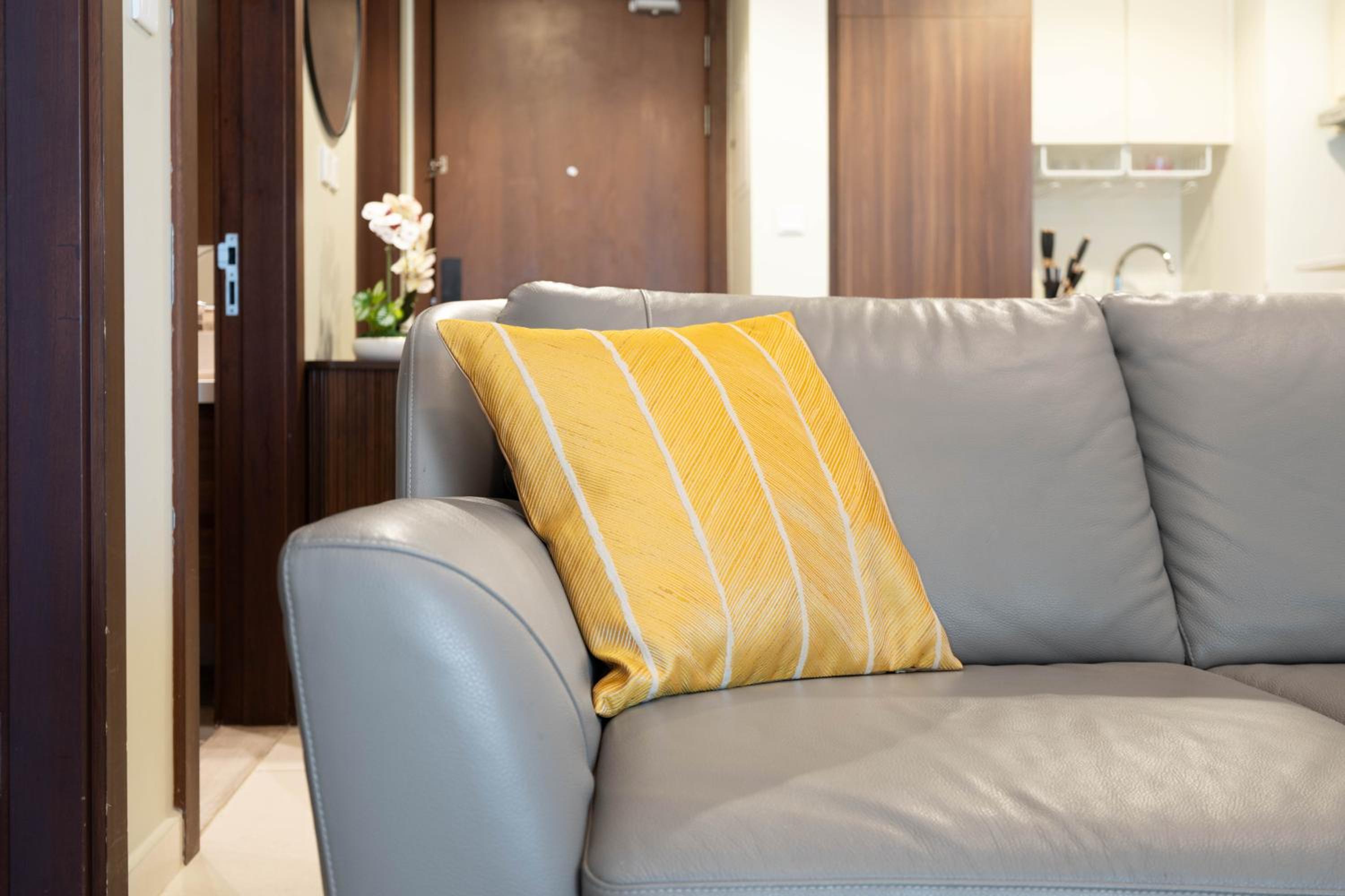 KeyRock - Chic 2BR Escape with Pool, Gym & Lake View
