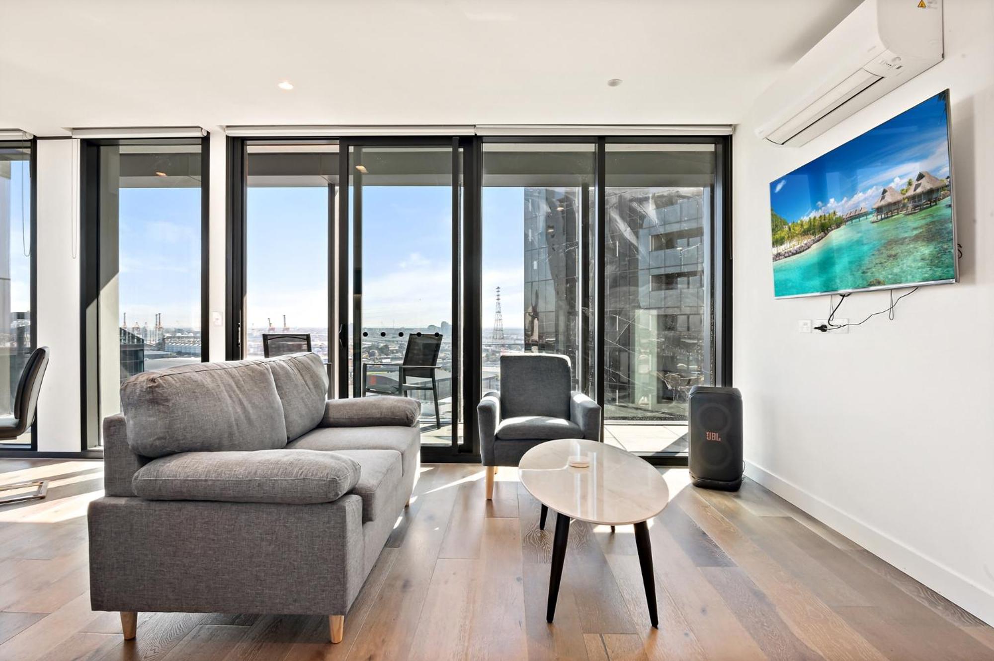 Bright 2-Bed Retreat with Pool, Gym & Sauna Access