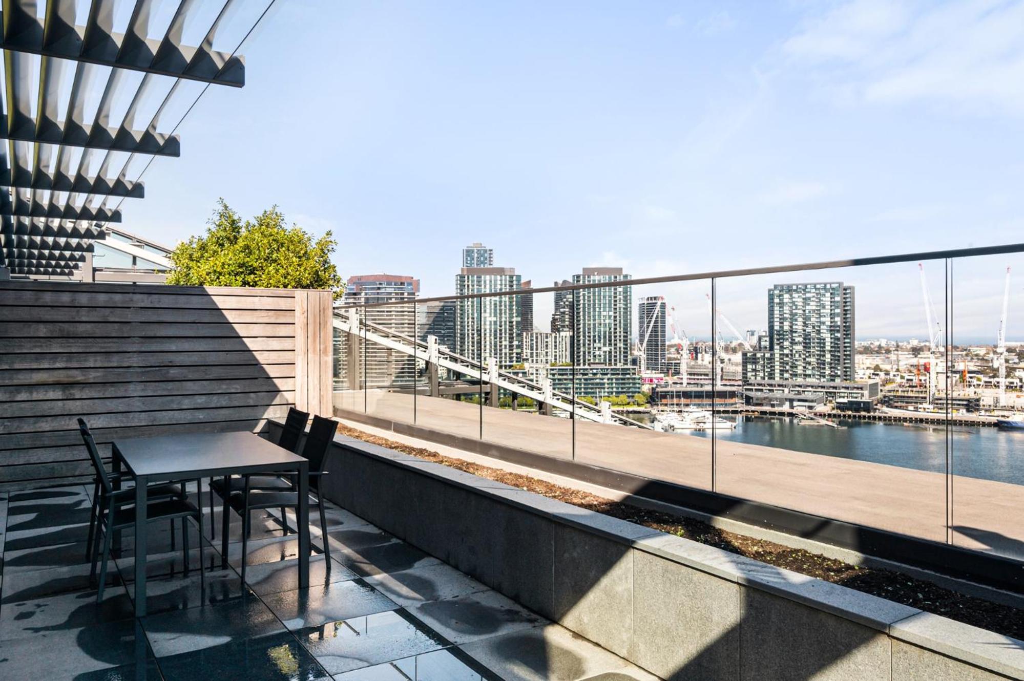 Bright 2-Bed Retreat with Pool, Gym & Sauna Access
