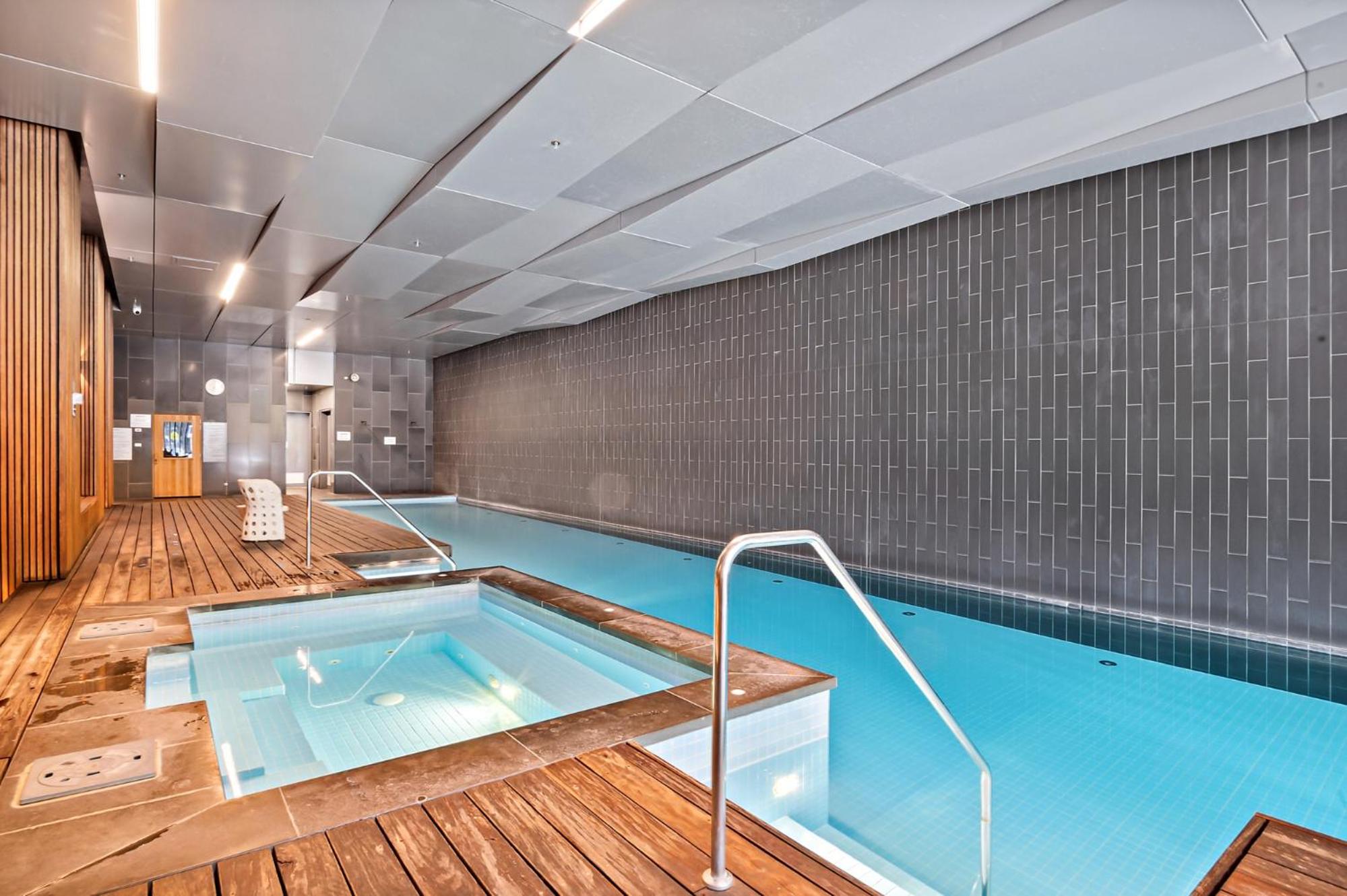 Bright 2-Bed Retreat with Pool, Gym & Sauna Access