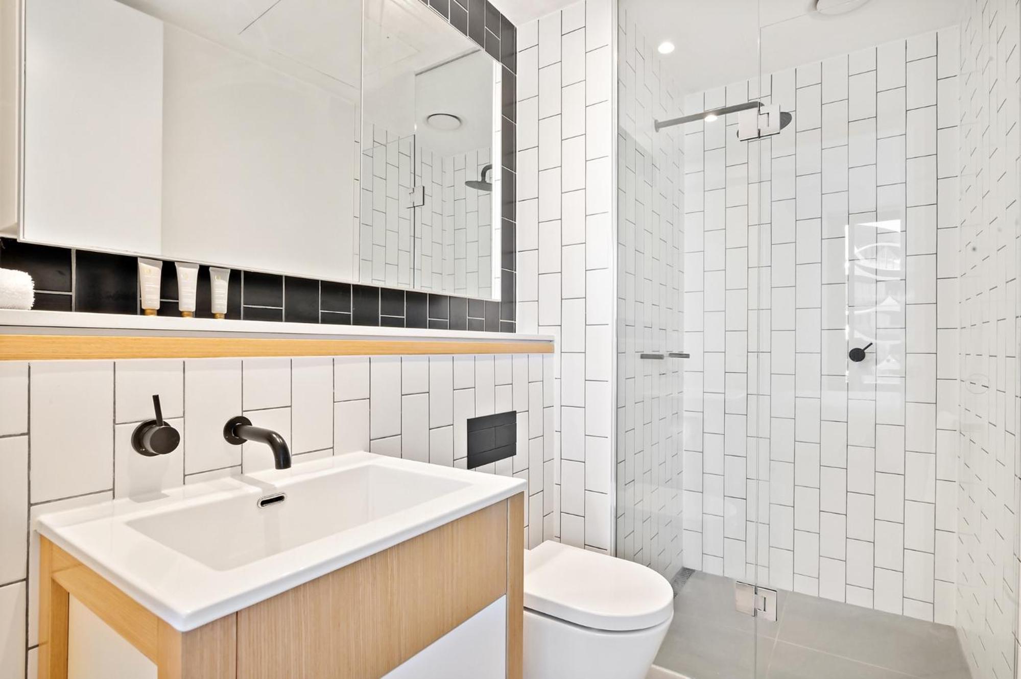 Bright 2-Bed Retreat with Pool, Gym & Sauna Access