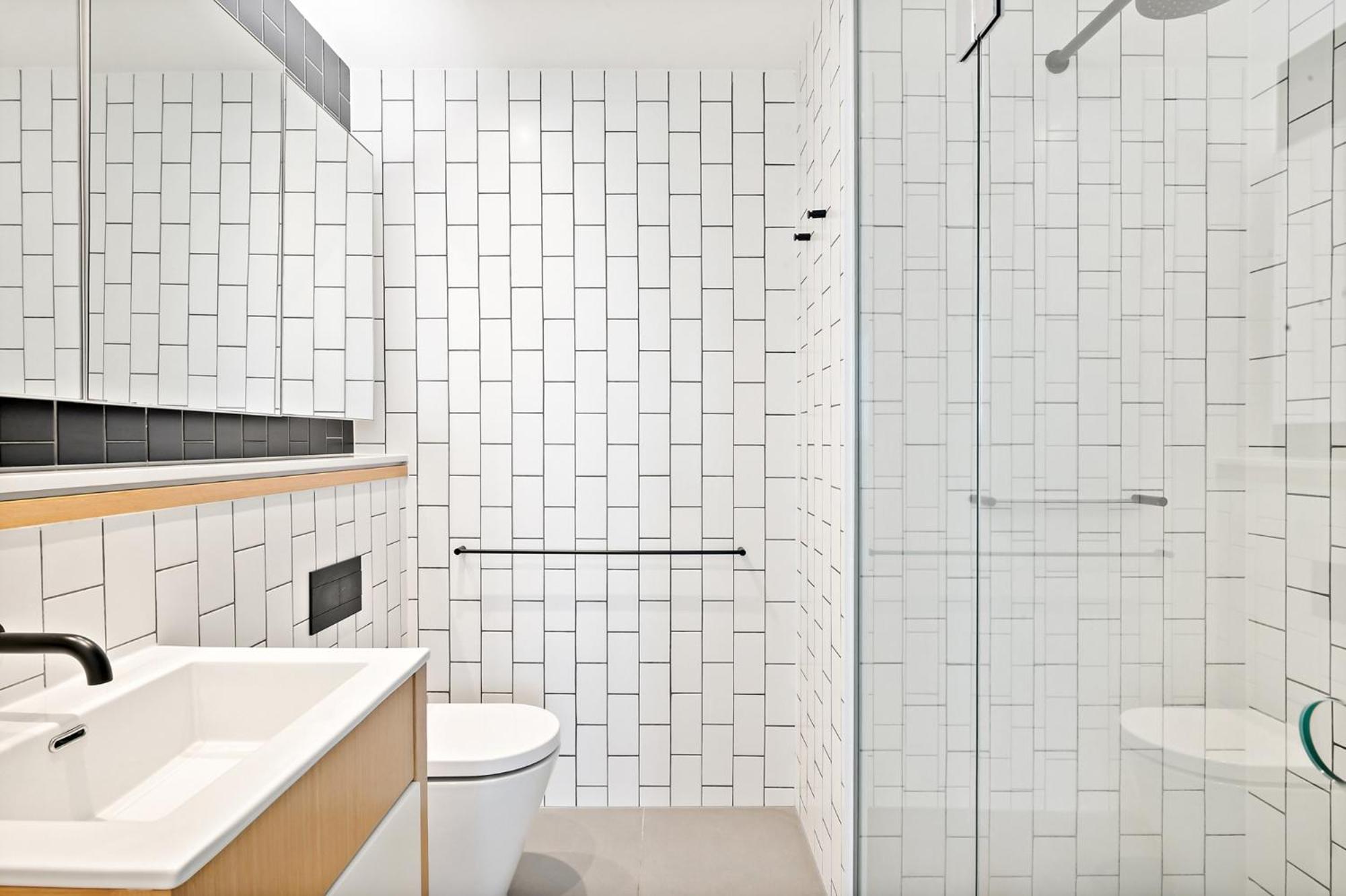 Bright 2-Bed Retreat with Pool, Gym & Sauna Access
