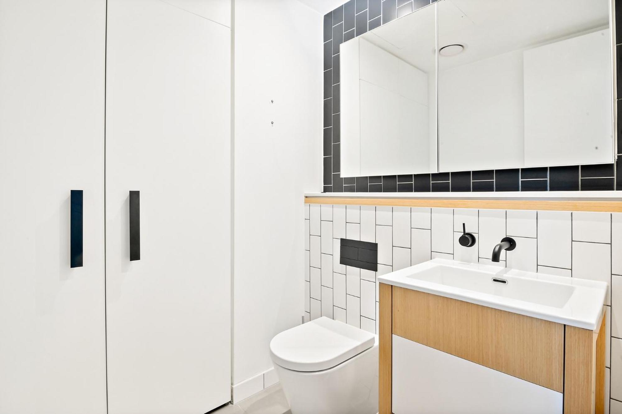 Bright 2-Bed Retreat with Pool, Gym & Sauna Access