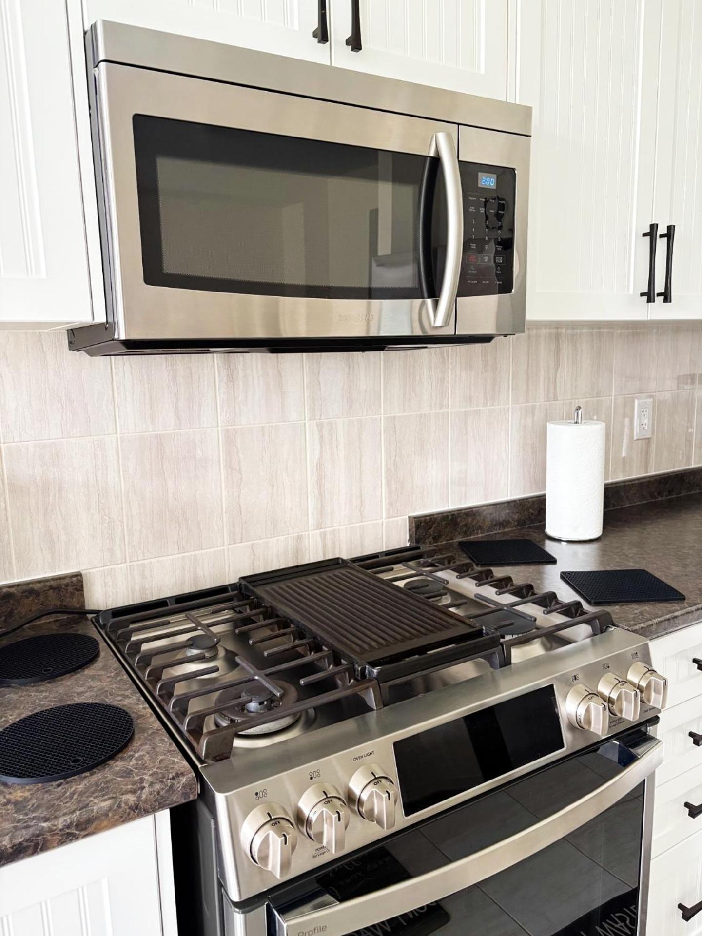 2024 Built Elegant 3BR Kleinburg Vaughan Townhouse with Free Parking, WiFi, Full Kitchen, Laundry, Near Canada's Wonderland! Perfect for Family Travel, Gro