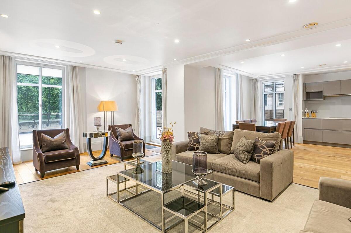 Exclusive Two-Bed Flat on Iconic Park Lane PL15A