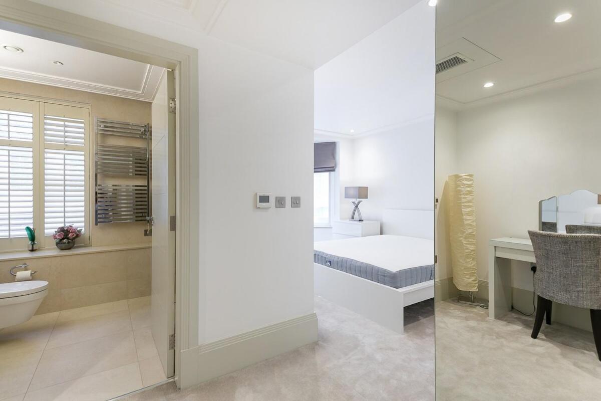 Exclusive Two-Bed Flat on Iconic Park Lane PL15A