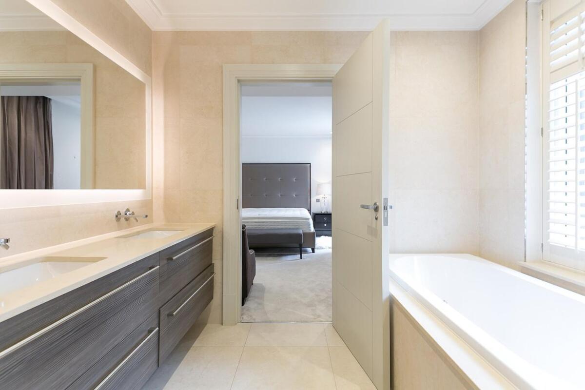 Exclusive Two-Bed Flat on Iconic Park Lane PL15A