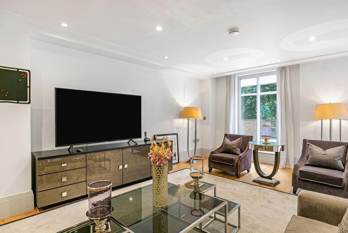 Exclusive Two-Bed Flat on Iconic Park Lane PL15A