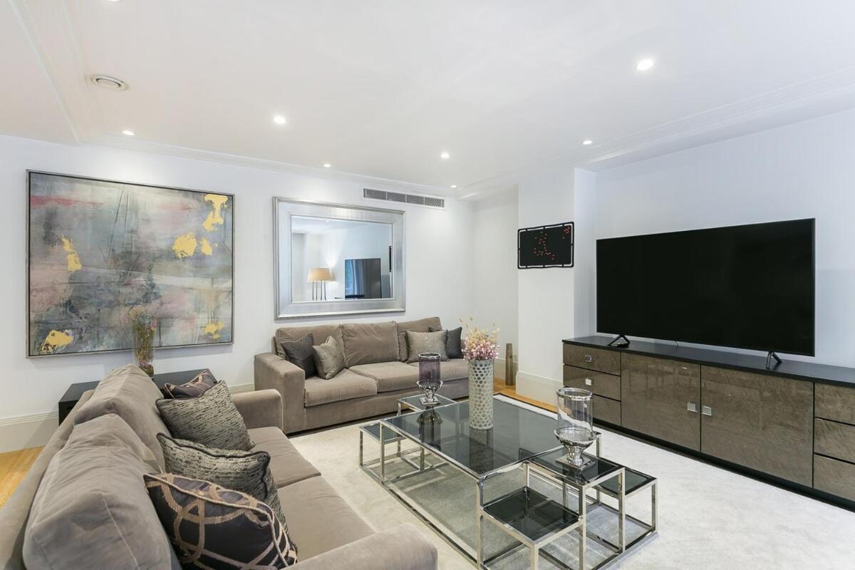 Exclusive Two-Bed Flat on Iconic Park Lane PL15A