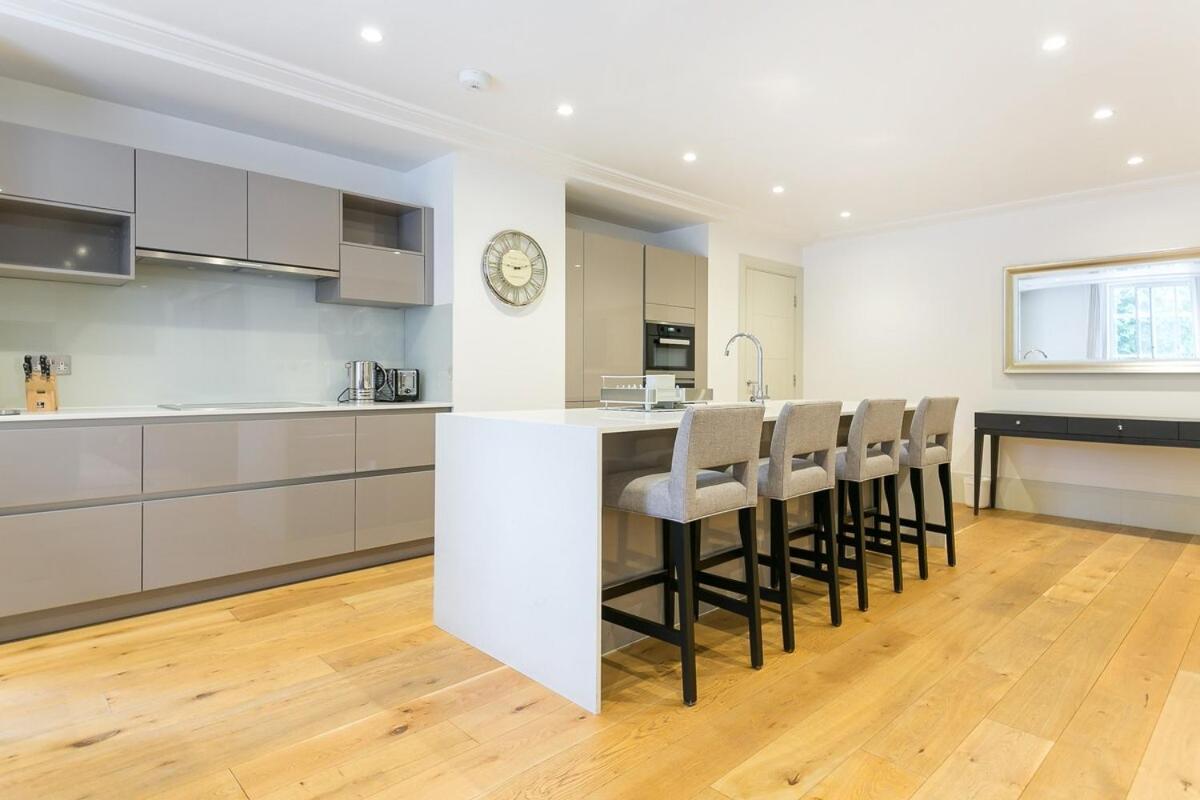 Exclusive Two-Bed Flat on Iconic Park Lane PL15A