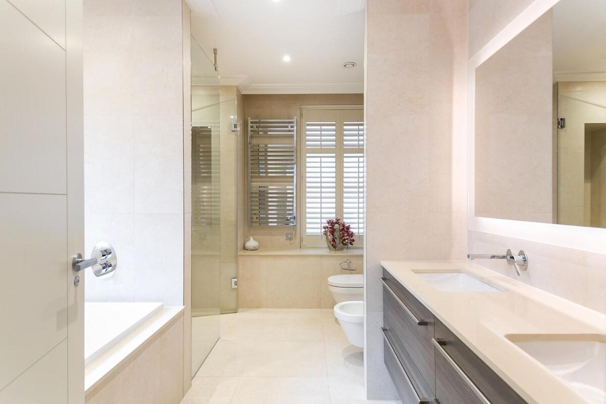 Exclusive Two-Bed Flat on Iconic Park Lane PL15A