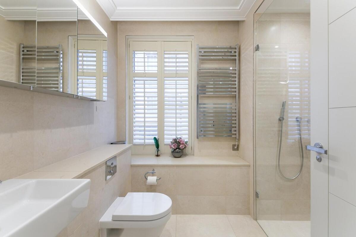 Exclusive Two-Bed Flat on Iconic Park Lane PL15A
