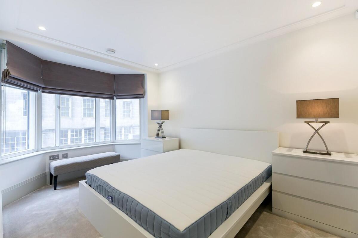 Exclusive Two-Bed Flat on Iconic Park Lane PL15A